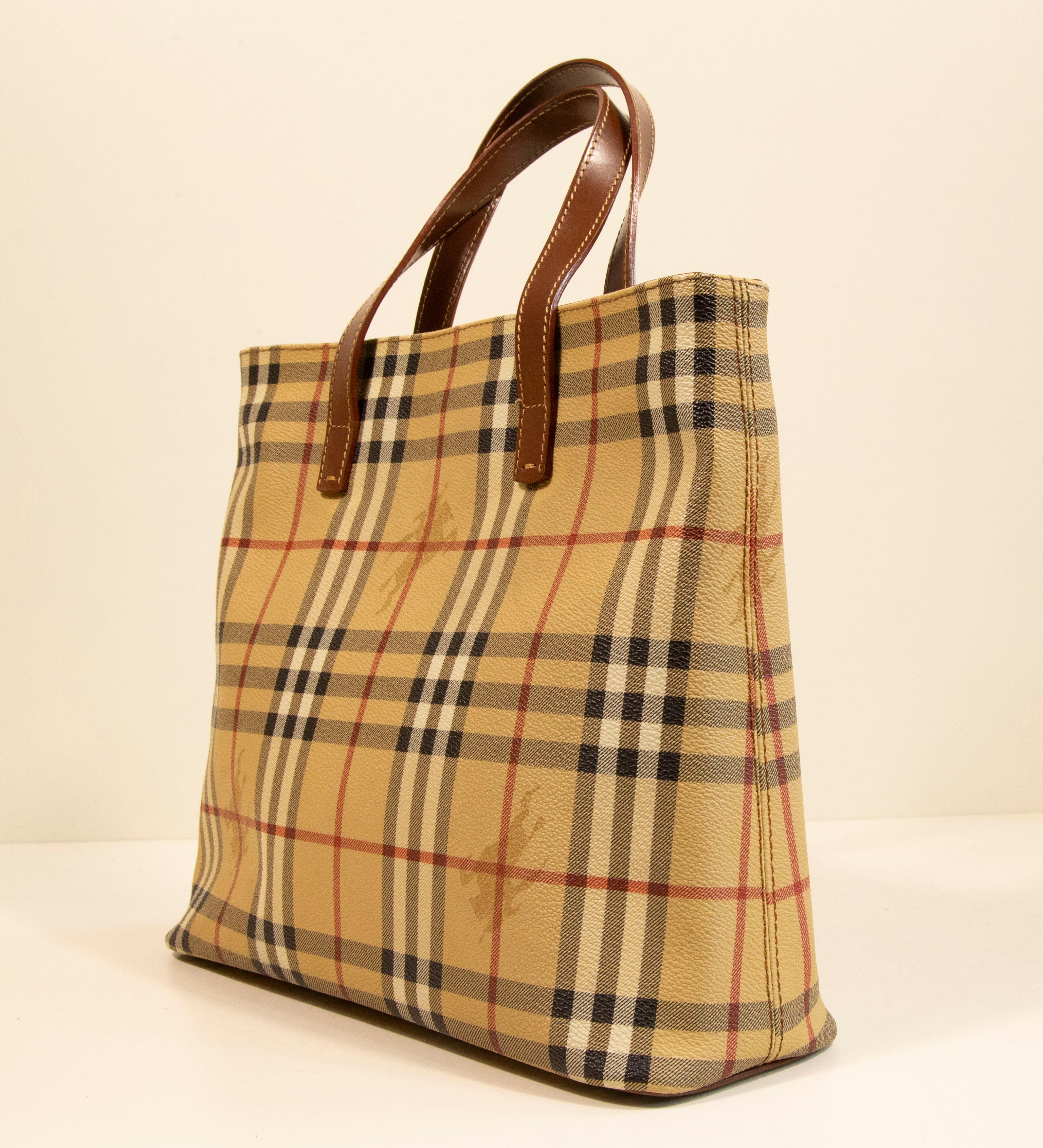 2000s Burberry Multicolor Vinyl Coated Canvas Top Handle Bag Shopper Bon état - En vente à Arnhem, NL