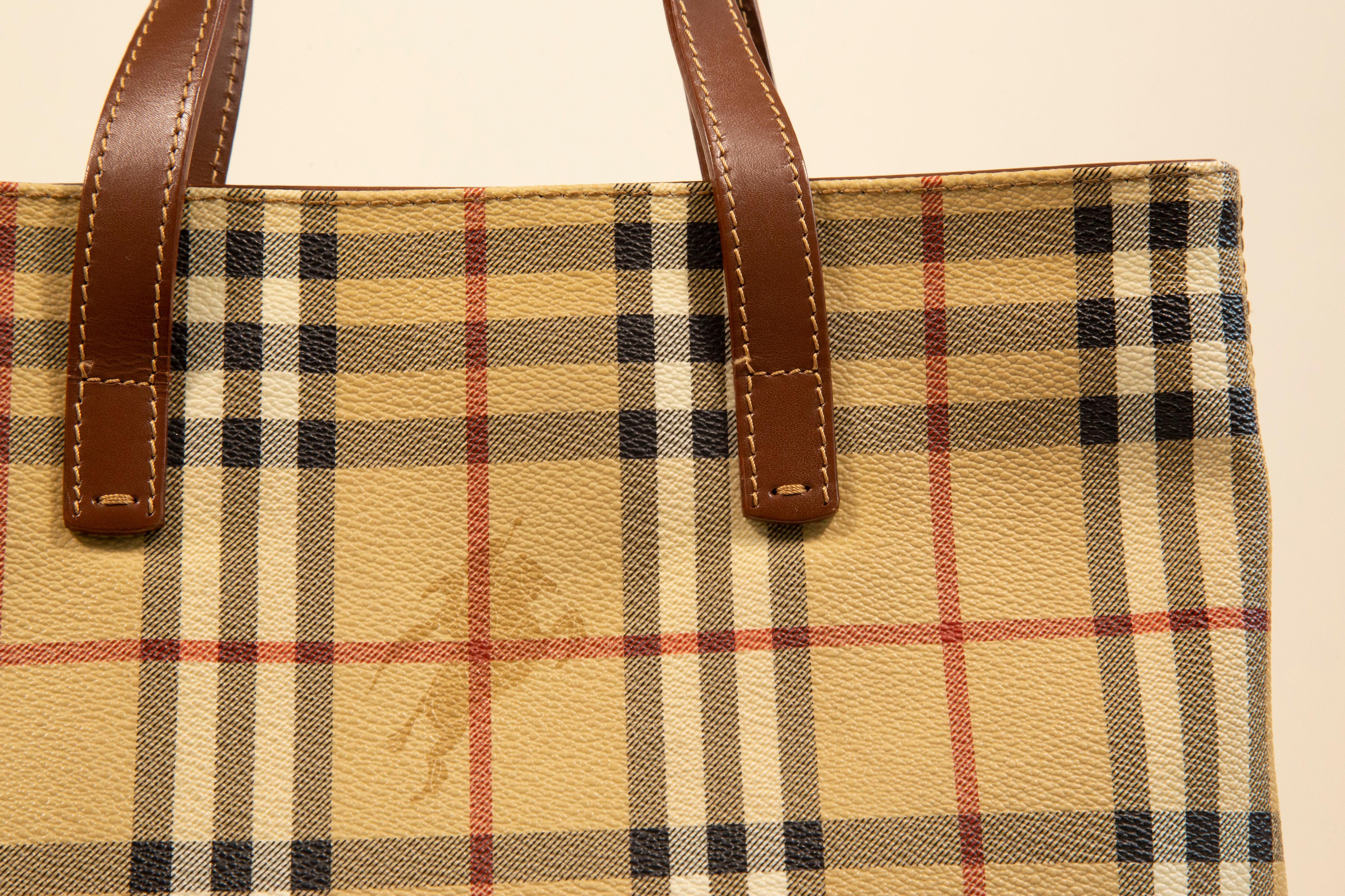 2000s Burberry Multicolor Vinyl Coated Canvas Top Handle Bag Shopper en vente 3