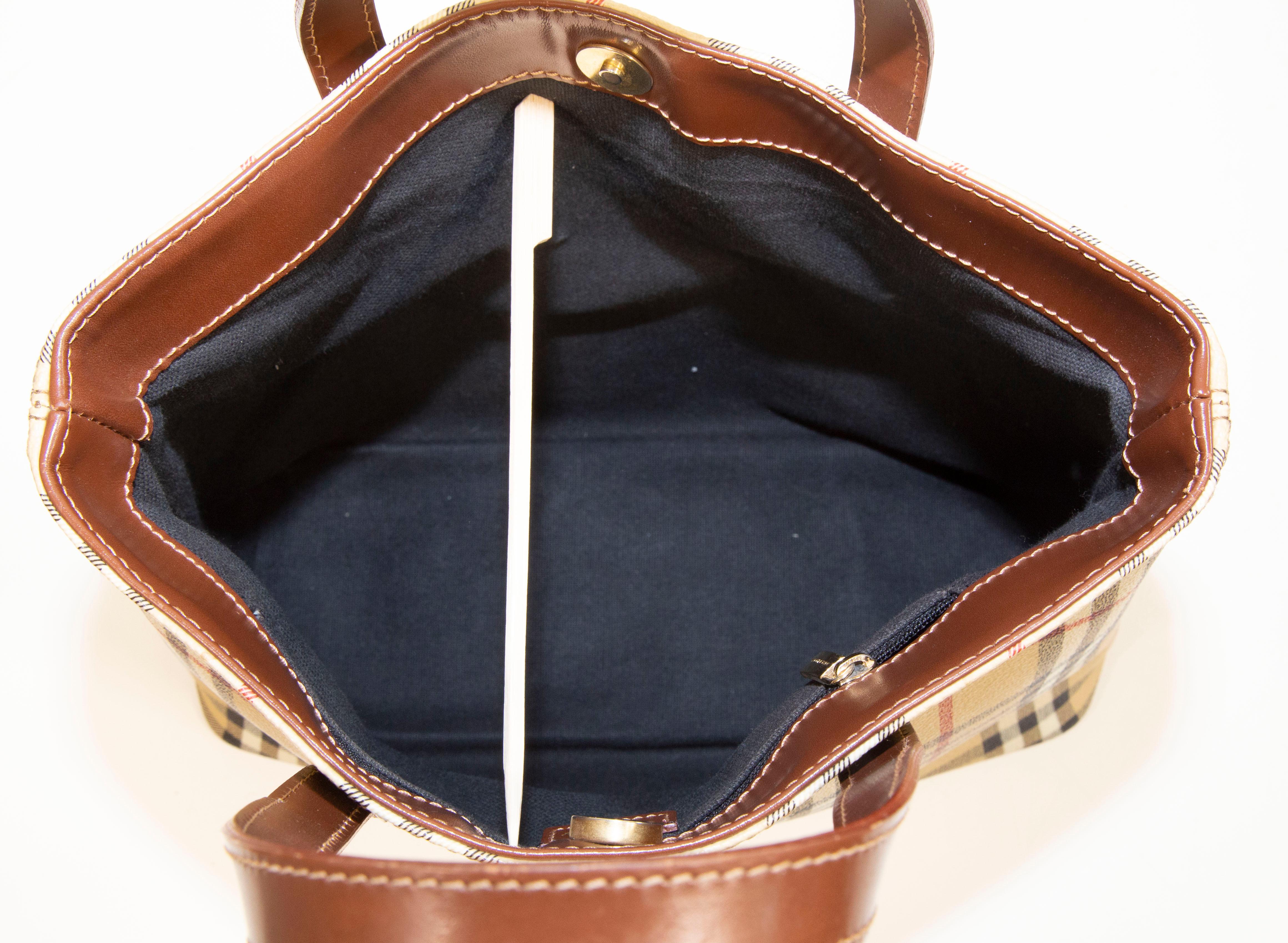 2000s Burberry Multicolor Vinyl Coated Canvas Top Handle Bag Shopper en vente 4