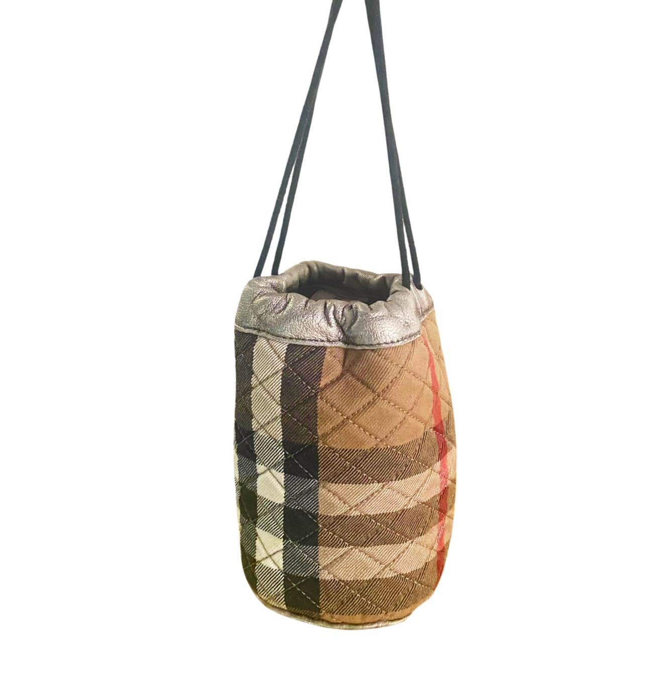2000s Burberry Nova Check Cloth Quilt Pouch, 4 black laces, gold leather bottom and top.
Condition: 2000s, vintage, like new 
Dimensions: 12x17cm - 4.7x6.7in 