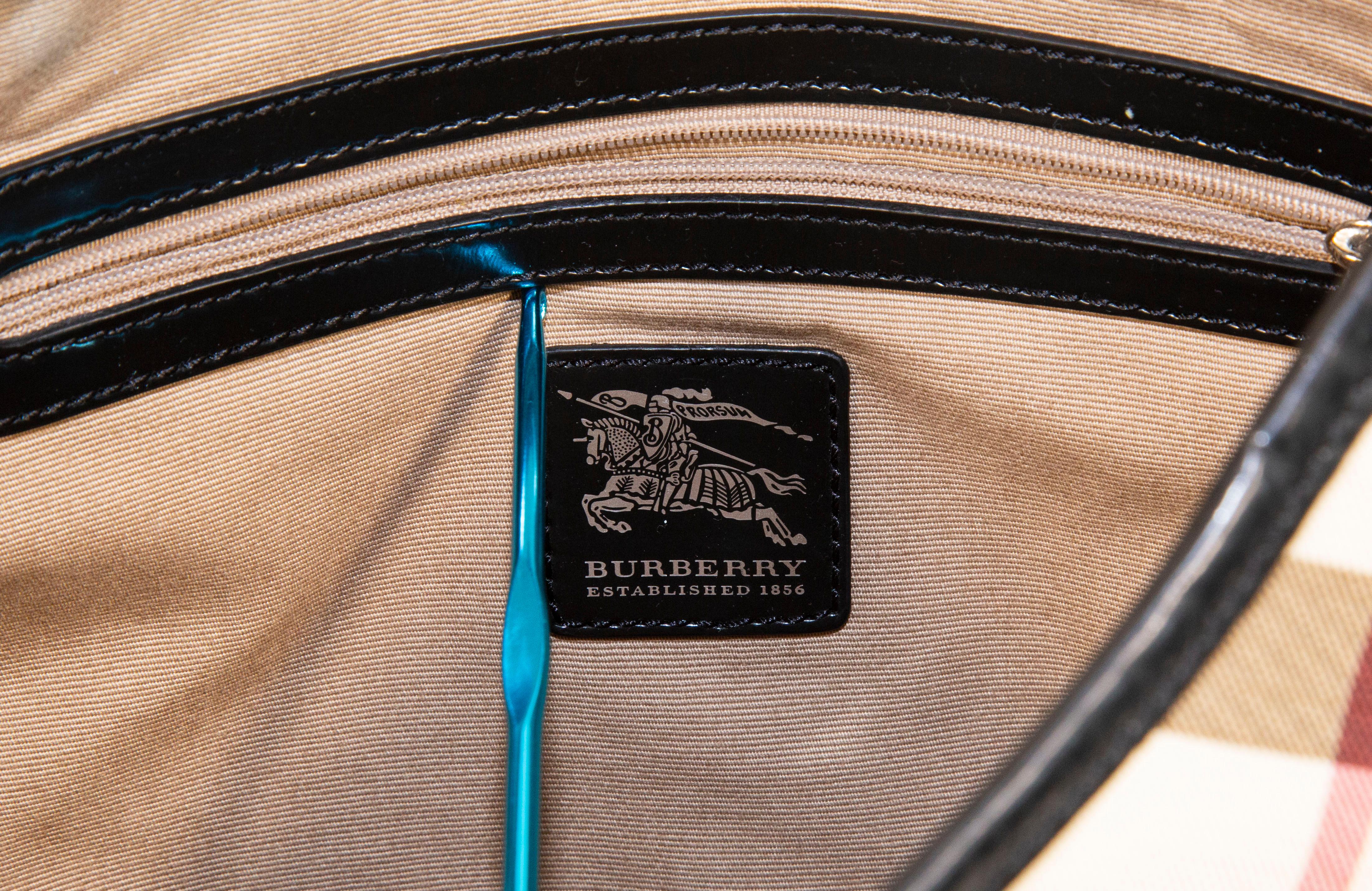 2000s Burberry Nova Check PVC and Black Leather Hobo Bag For Sale 5