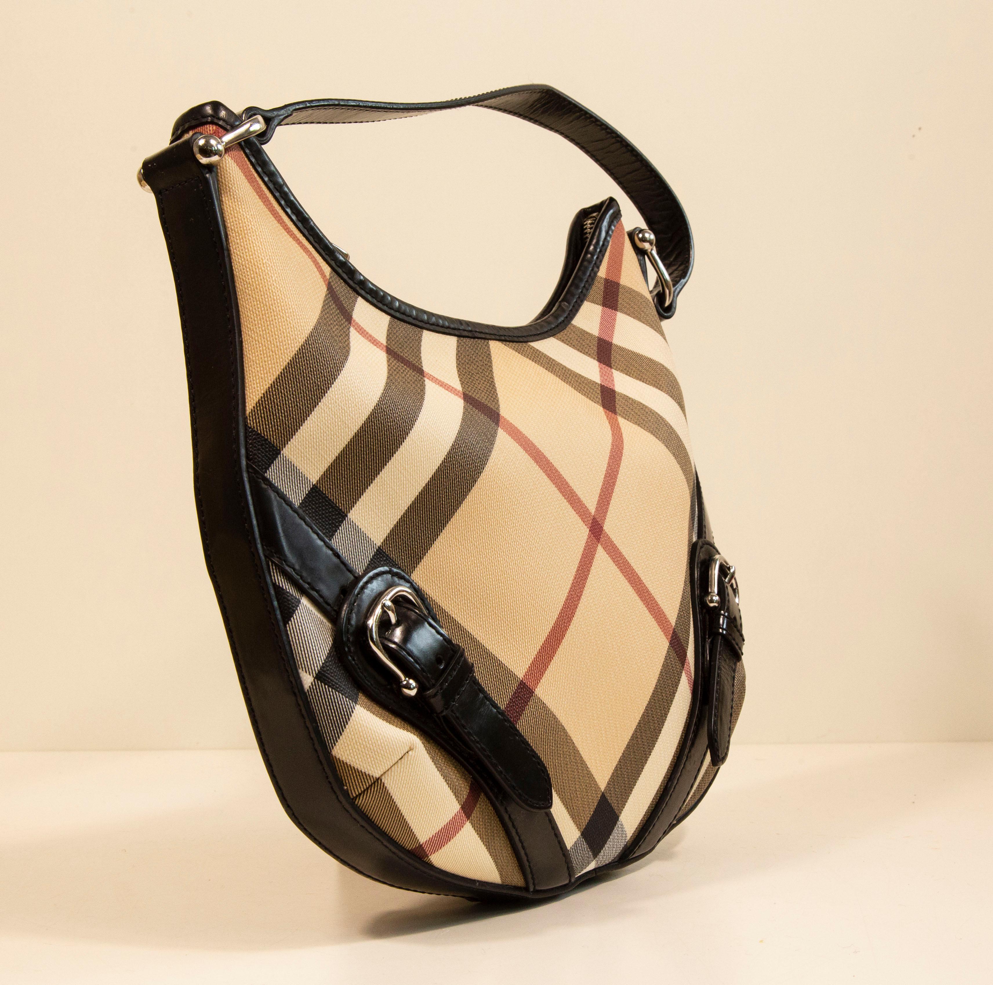 2000s Burberry Nova Check PVC and Black Leather Hobo Bag In Good Condition For Sale In Arnhem, NL