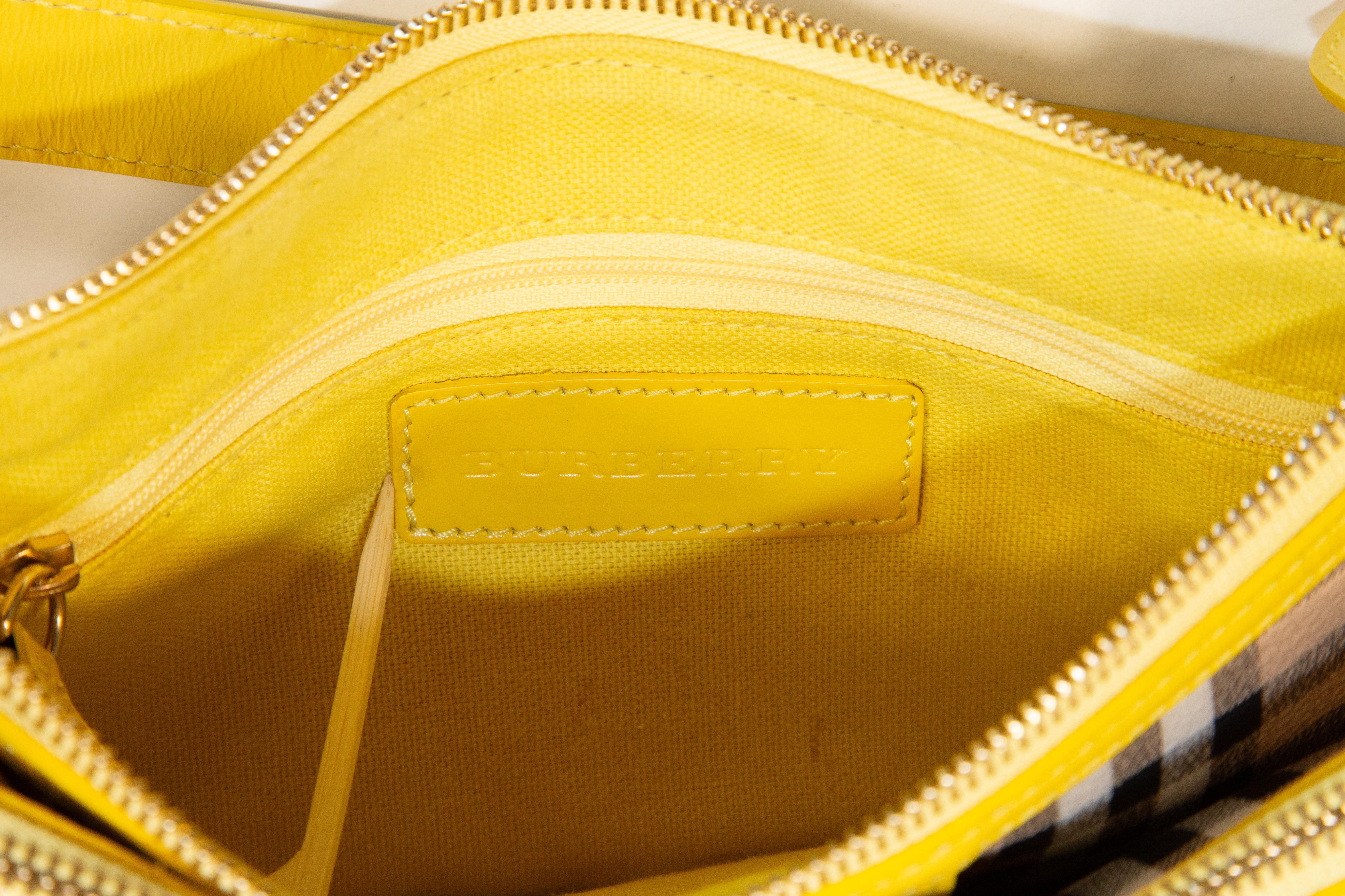 2000s Burberry Shoulder Bag/Clutch in PVC and Yellow Leather For Sale 7