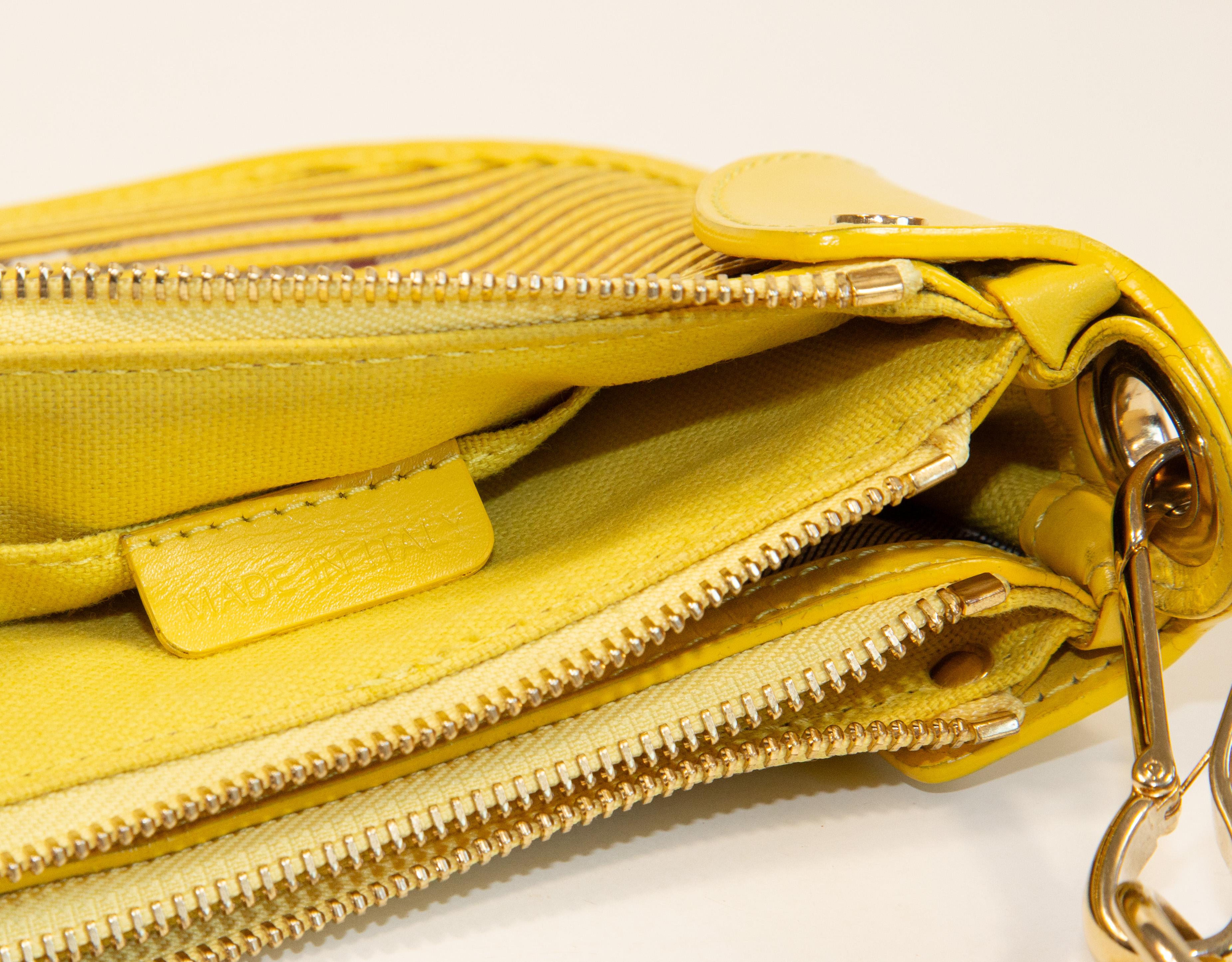 2000s Burberry Shoulder Bag/Clutch in PVC and Yellow Leather For Sale 9