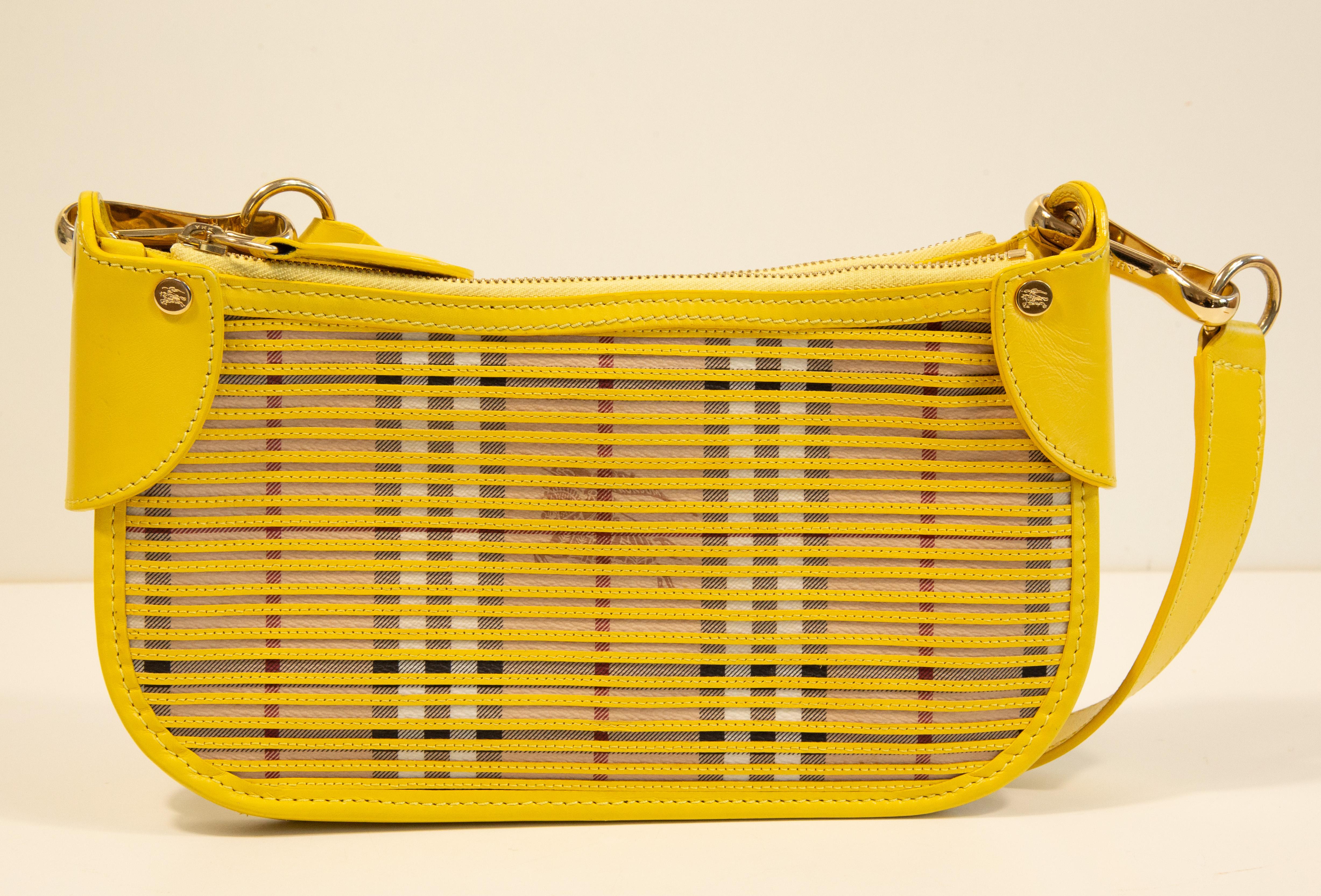 2000s Burberry Shoulder Bag/Clutch in PVC and Yellow Leather In Good Condition For Sale In Arnhem, NL