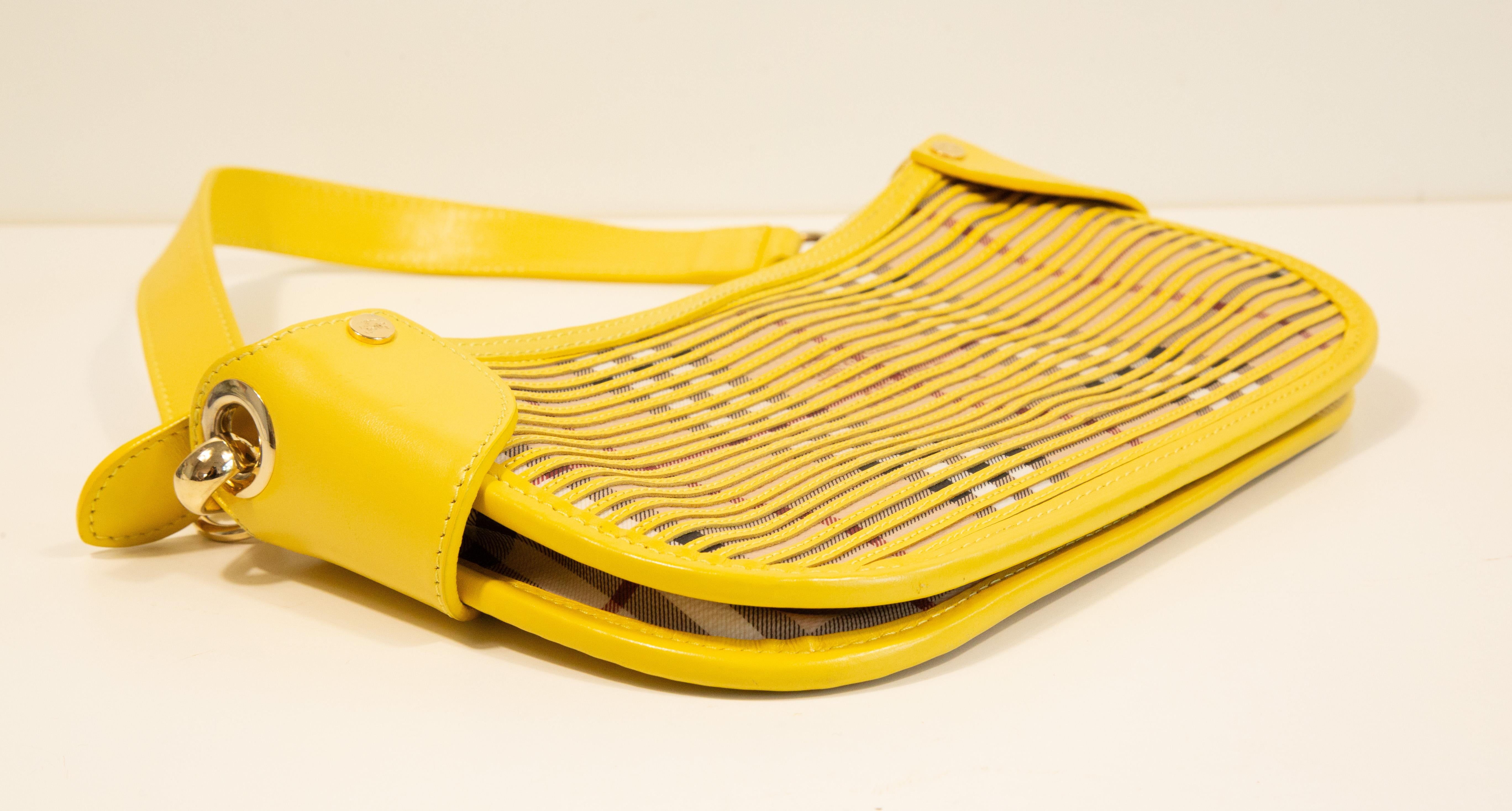2000s Burberry Shoulder Bag/Clutch in PVC and Yellow Leather For Sale 3