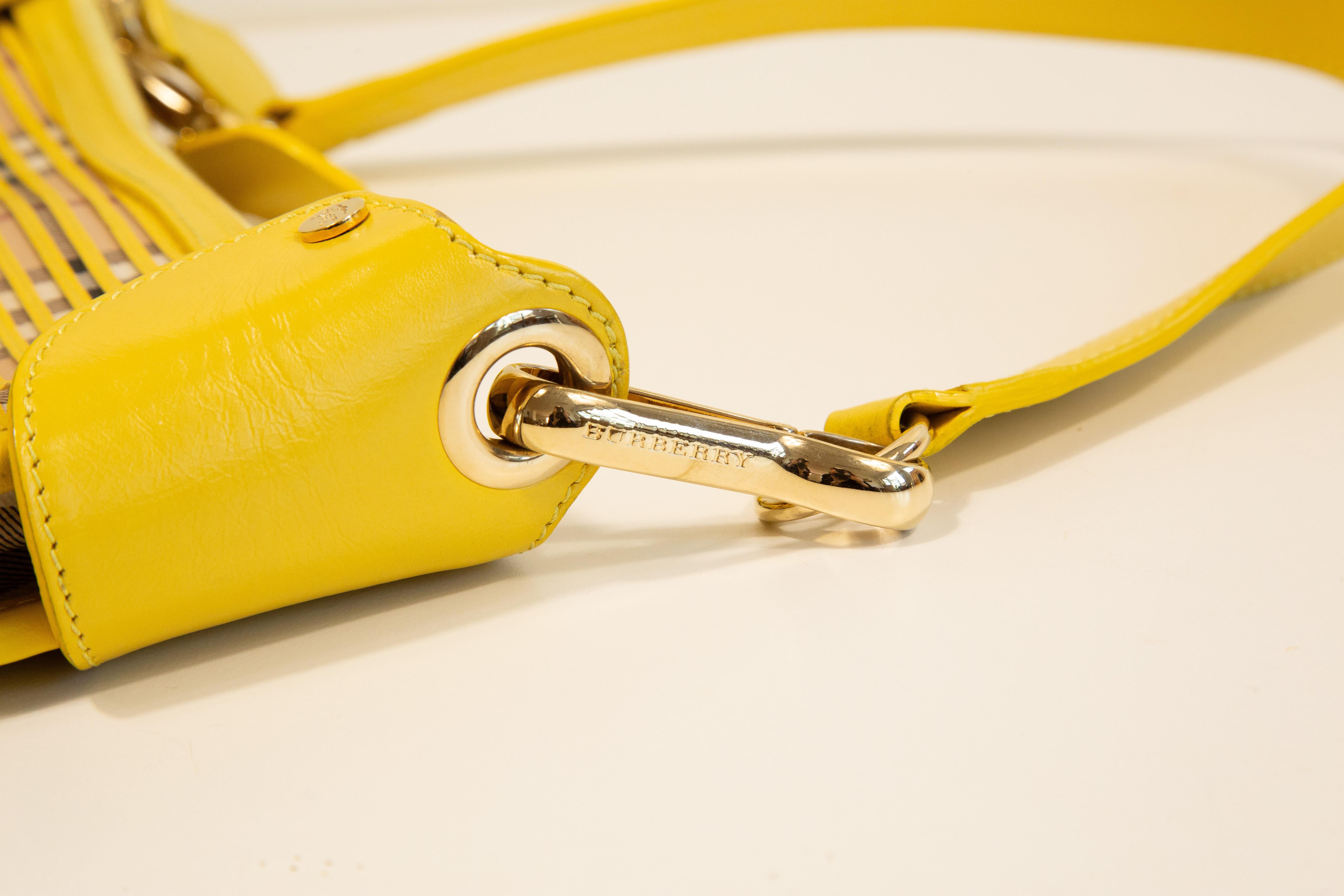 2000s Burberry Shoulder Bag/Clutch in PVC and Yellow Leather For Sale 4