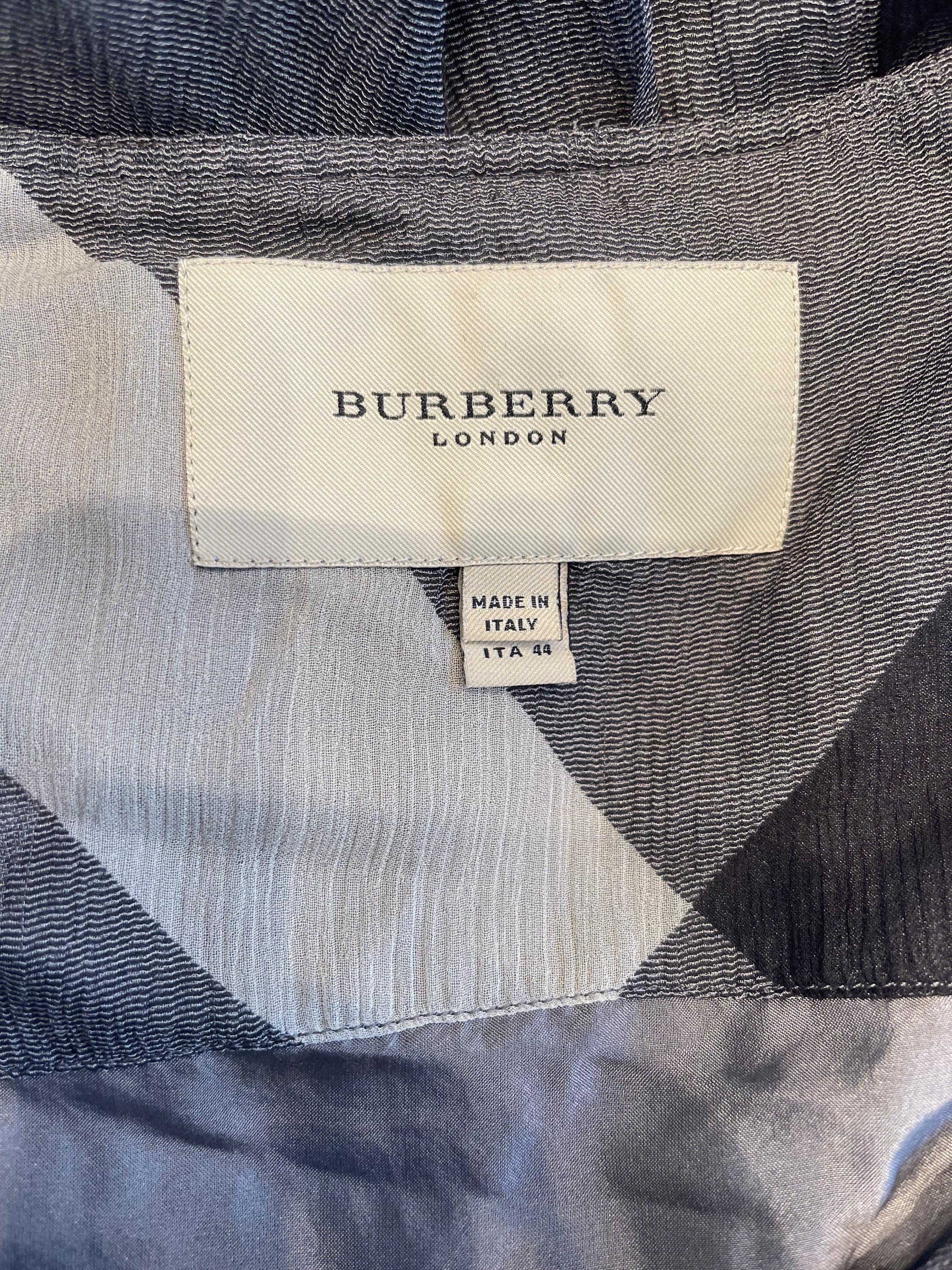 Chic Fall 2001 BURBERRY grey, black and ivory signature plaid silk chiffon dress ! Features the brand’s signature checkered oversized plaid print. Detachable black patent leather belt. Forfeit the belt for a trapeze style dress. The perfect