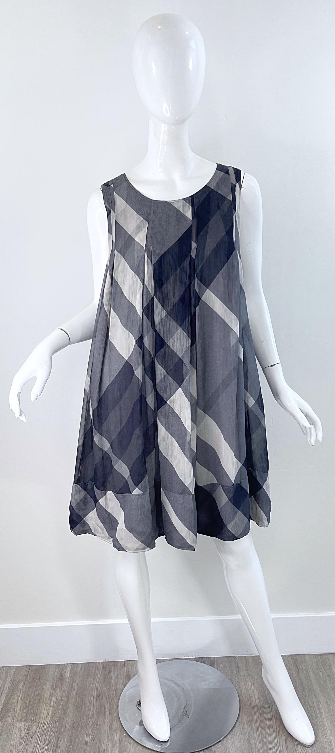 Burberry Fall 2001 Size 10 Gray Black Signature Plaid Silk Chiffon Belted Dress For Sale 1