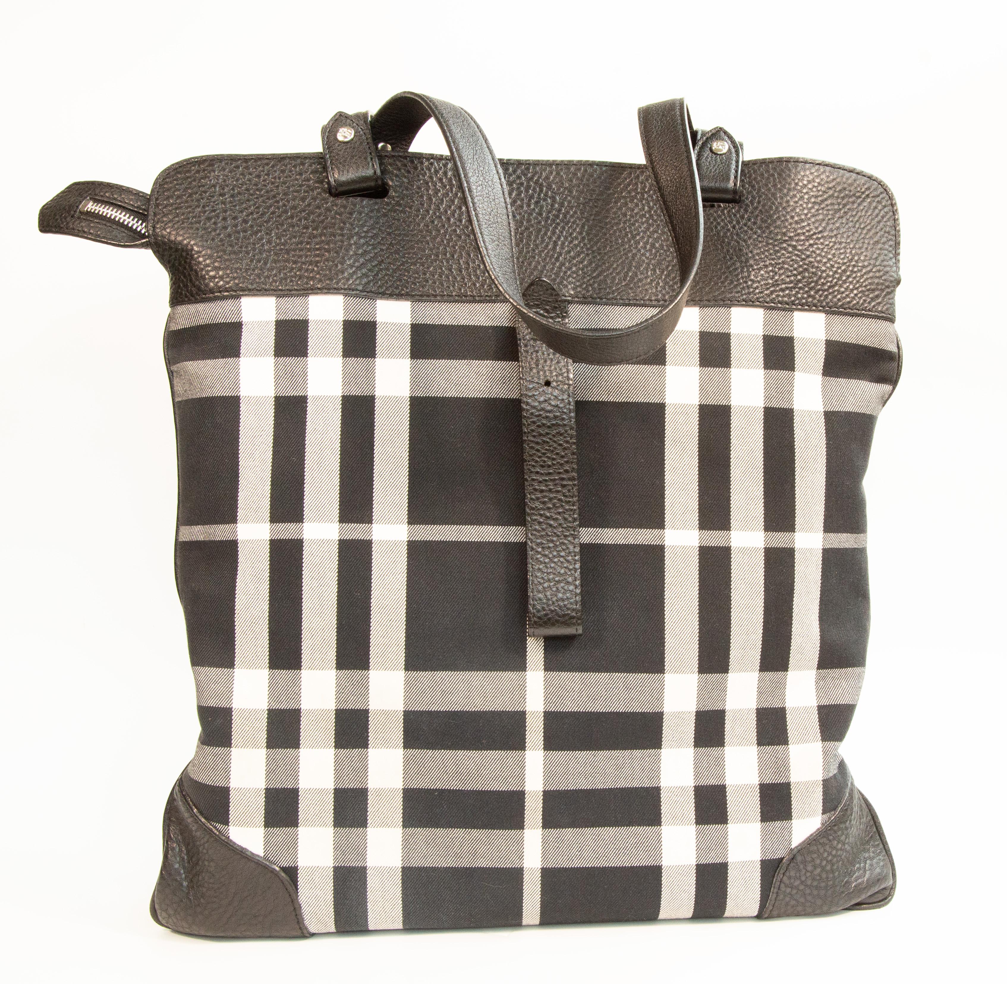 2000s Burberry Tote / Shoulder Bag in Black & White Tartan Canvas In Excellent Condition For Sale In Arnhem, NL