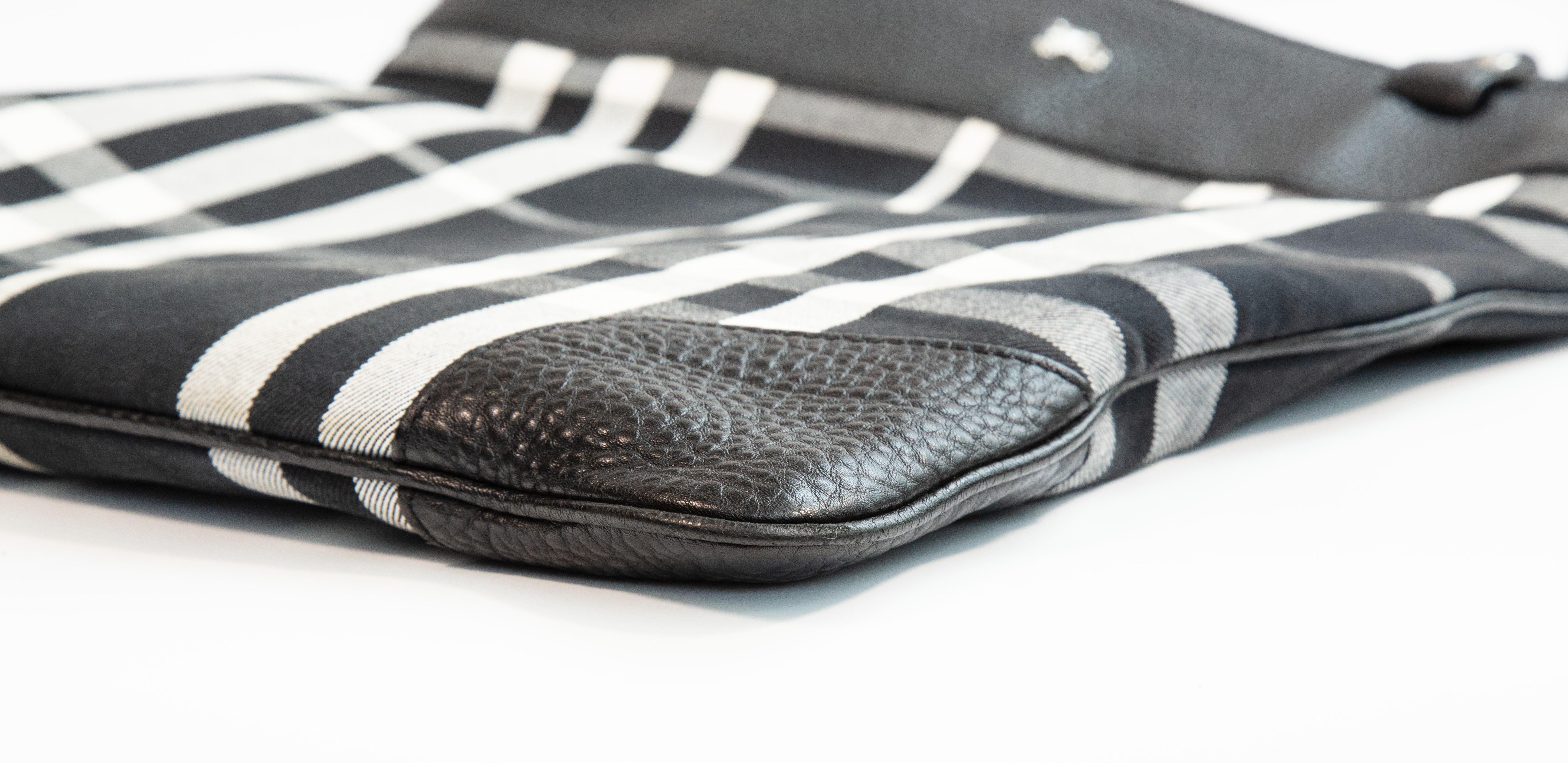 2000s Burberry Tote / Shoulder Bag in Black & White Tartan Canvas For Sale 5