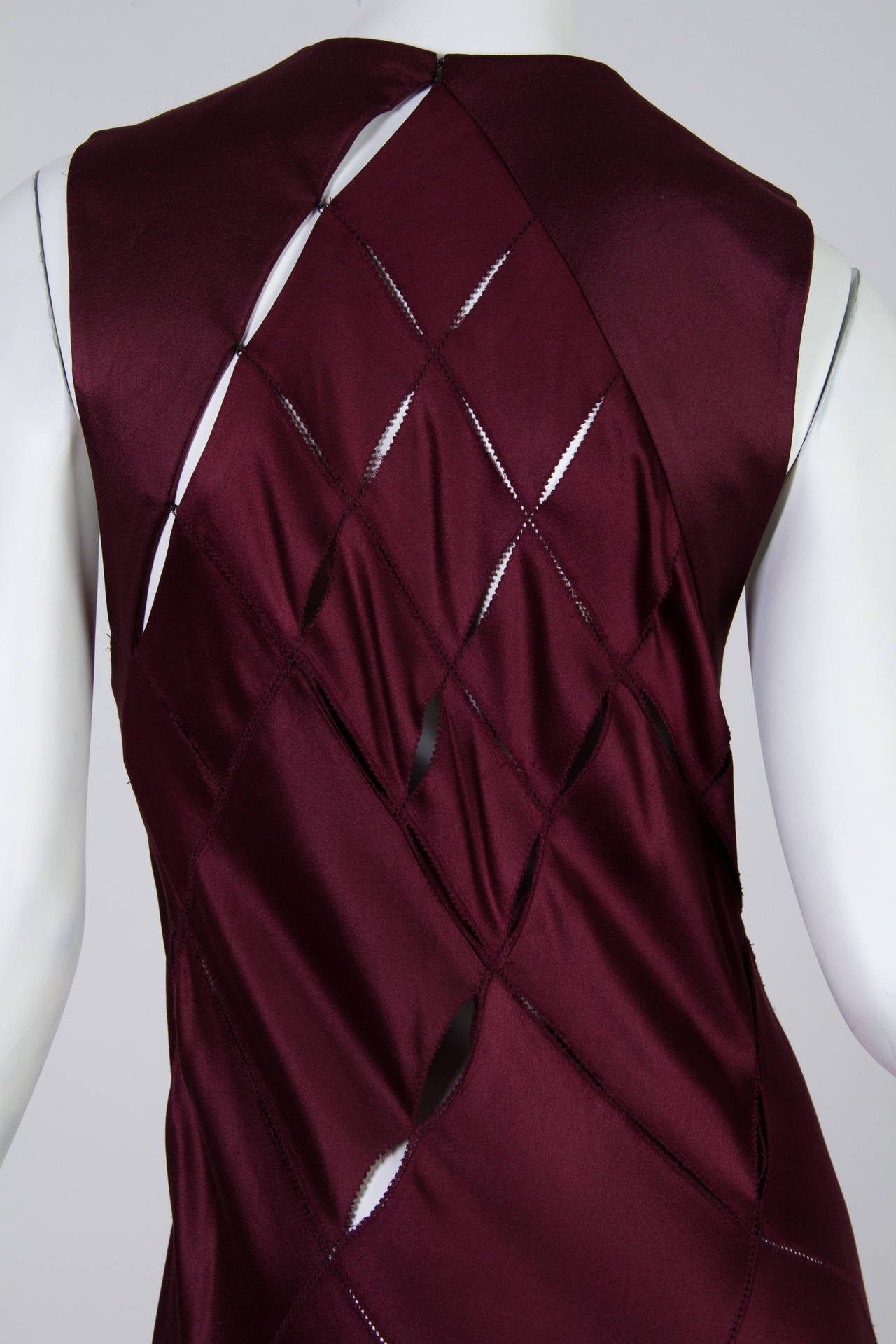 2000S CALVIN KLEIN Burgundy Bias Cut Silk Crepe Back Satin Patchwork Cut-Out Go In Excellent Condition In New York, NY