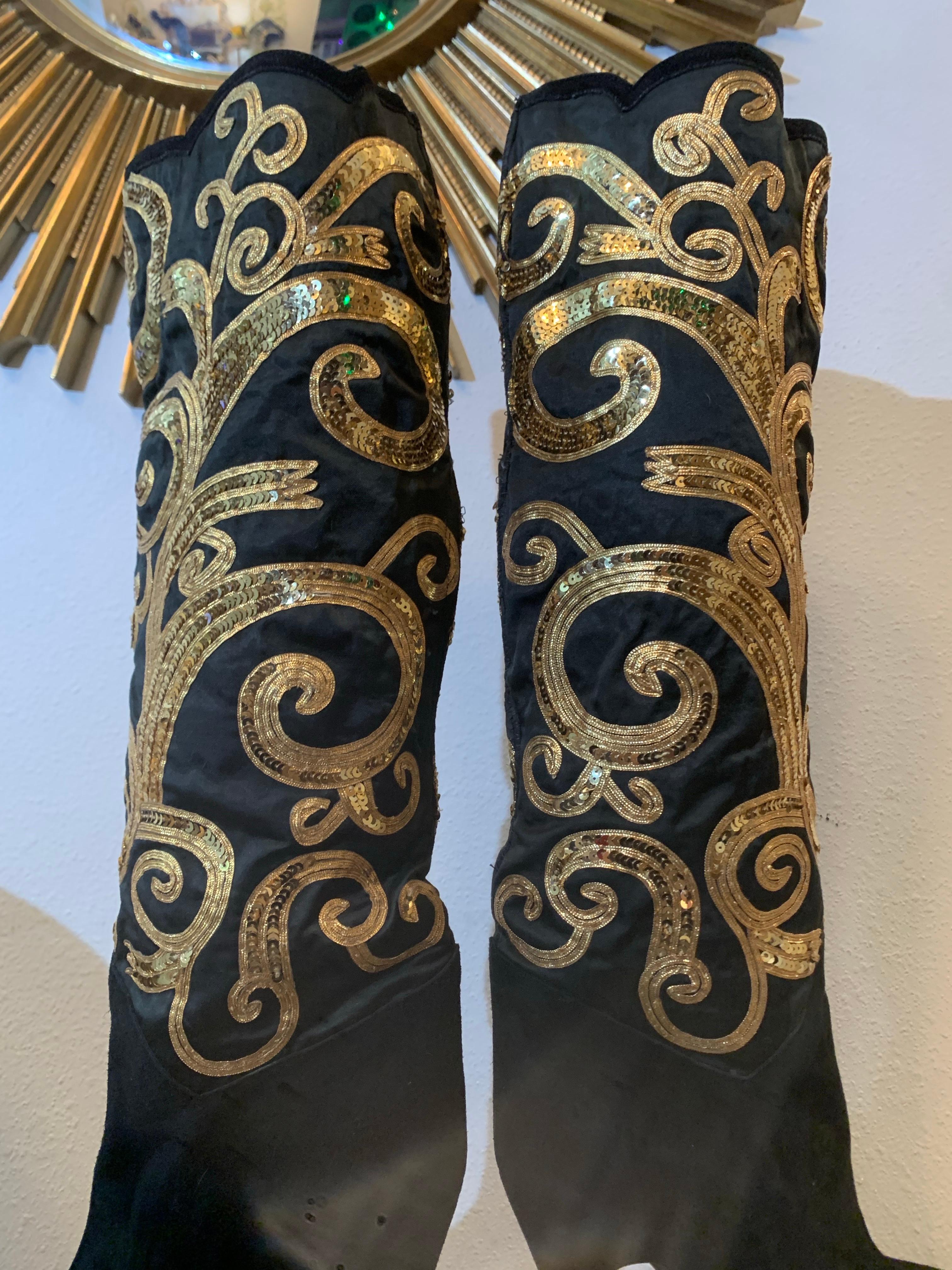 2000s Caparros Black & Gold Stiletto Platform Suede Knee Boots w Gold Sequins For Sale 6