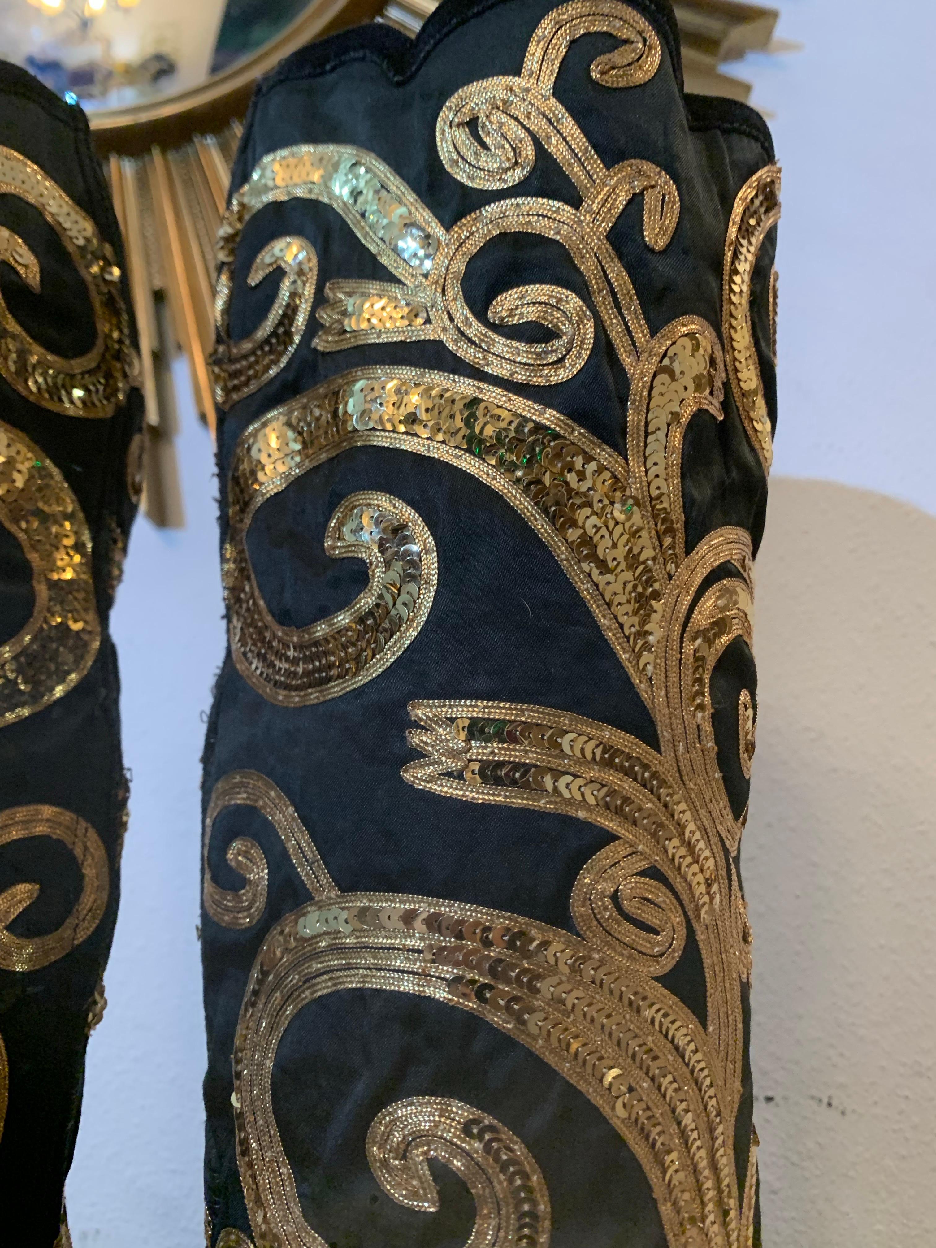 2000s Caparros Black & Gold Stiletto Platform Suede Knee Boots w Gold Sequins In New Condition For Sale In Gresham, OR