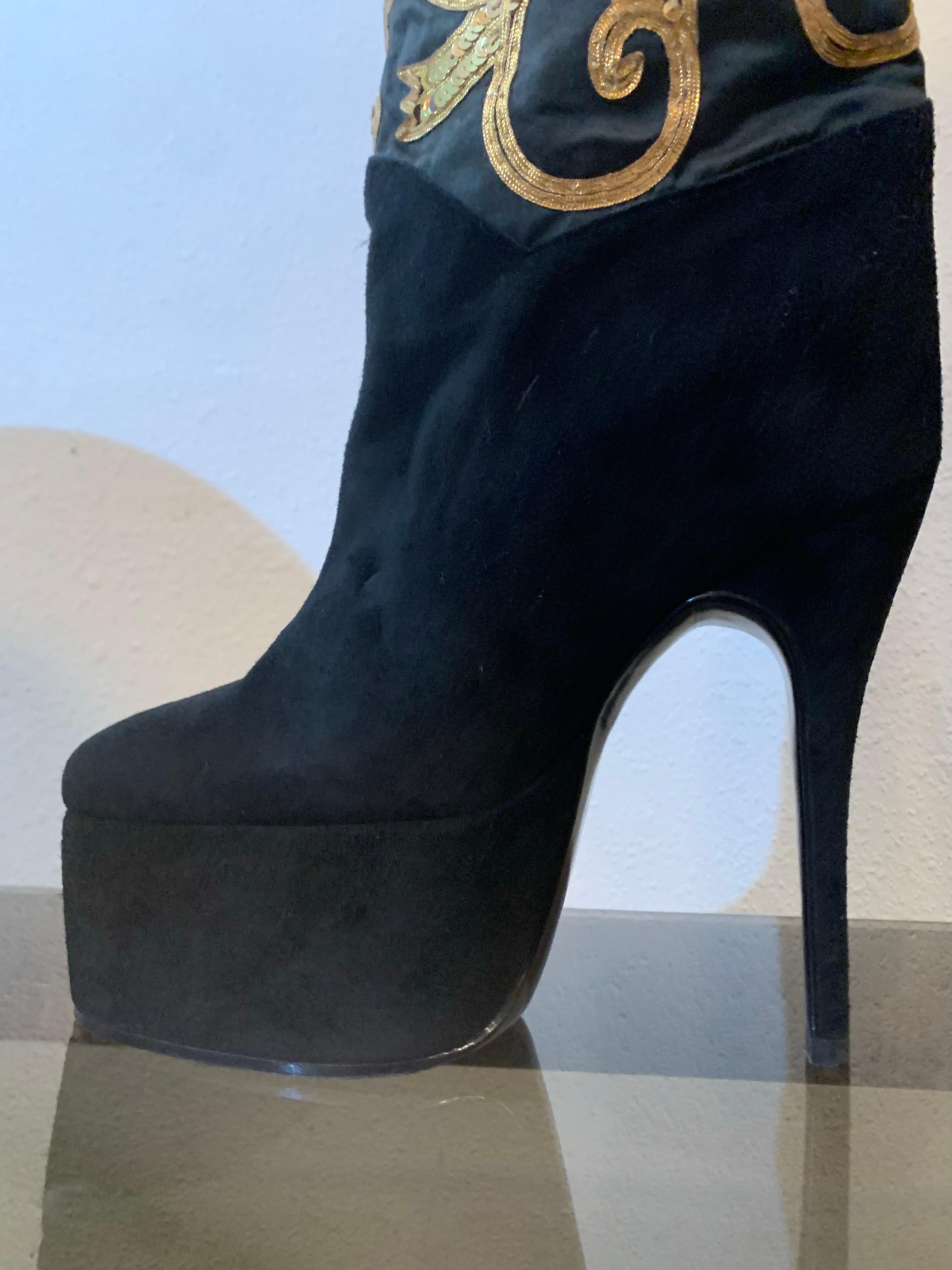 2000s Caparros Black & Gold Stiletto Platform Suede Knee Boots w Gold Sequins For Sale 2