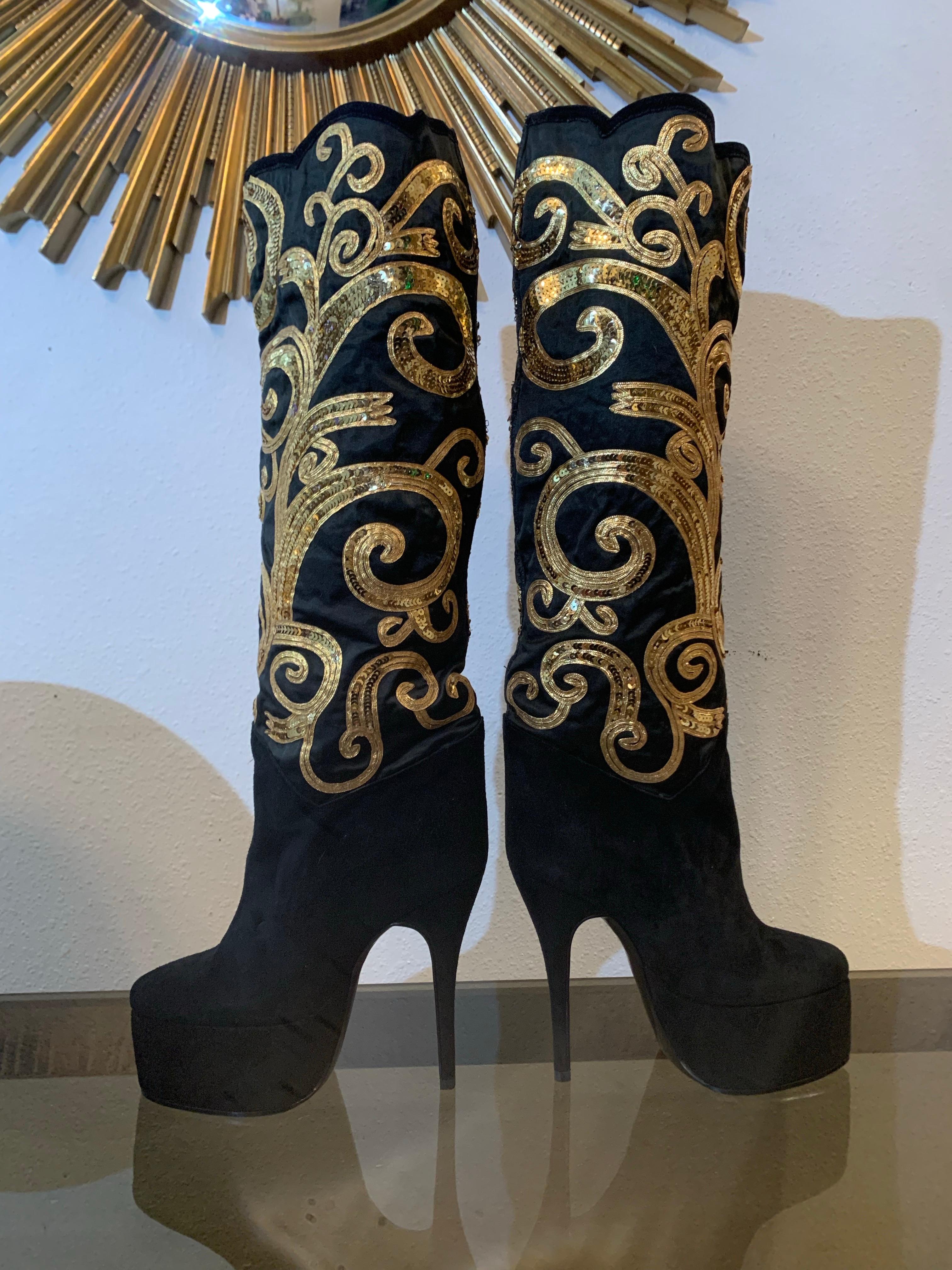 2000s Caparros Black & Gold Stiletto Platform Suede Knee Boots w Gold Sequins For Sale 4
