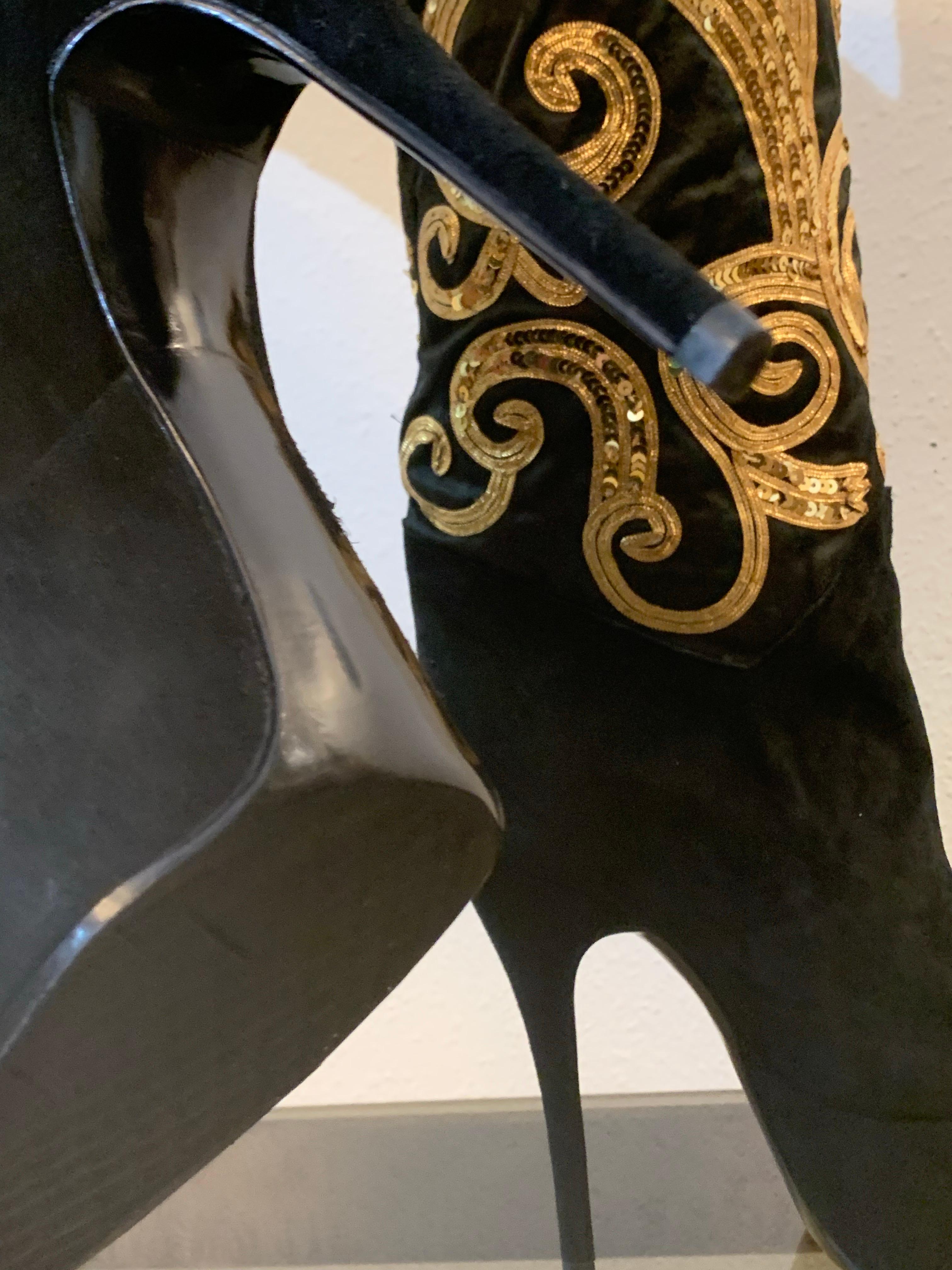 2000s Caparros Black & Gold Stiletto Platform Suede Knee Boots w Gold Sequins For Sale 5