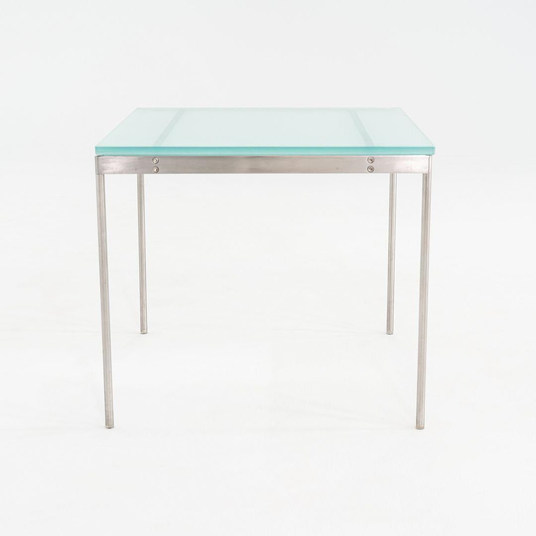 Moderne Table d'appoint carrée Cappellini des années 2000 avec structure en acier brossé et plateau en verre bleu en vente