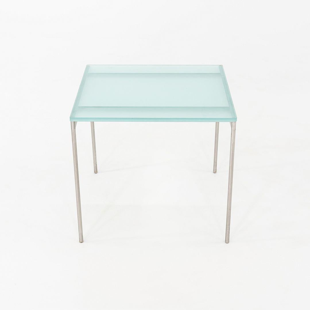 italien Table d'appoint carrée Cappellini des années 2000 avec structure en acier brossé et plateau en verre bleu en vente