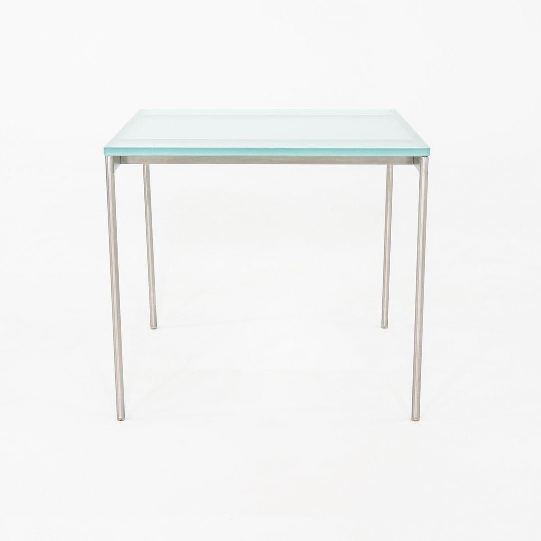 Table d'appoint carrée Cappellini des années 2000 avec structure en acier brossé et plateau en verre bleu Bon état - En vente à Philadelphia, PA