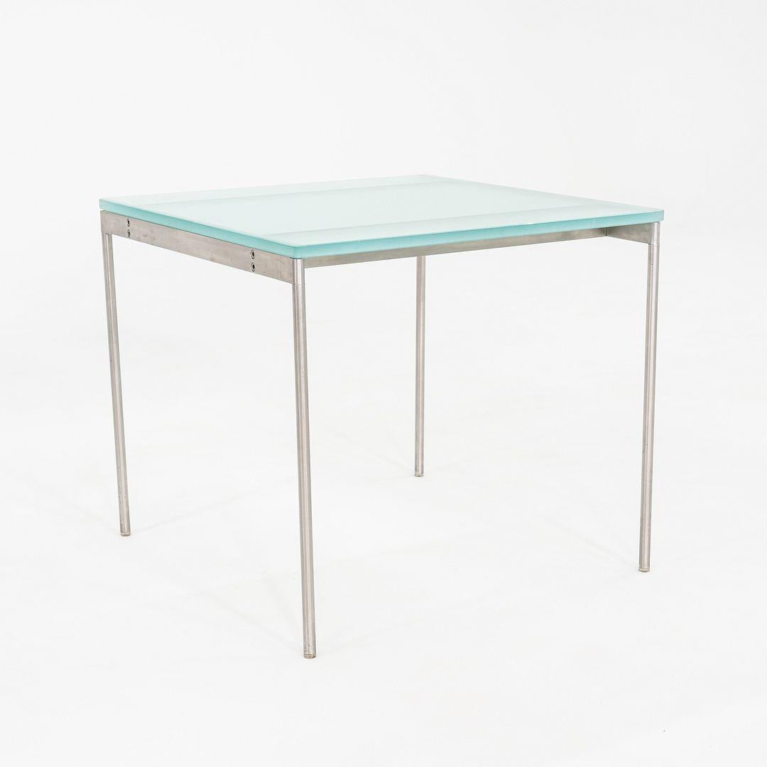 Verre Table d'appoint carrée Cappellini des années 2000 avec structure en acier brossé et plateau en verre bleu en vente