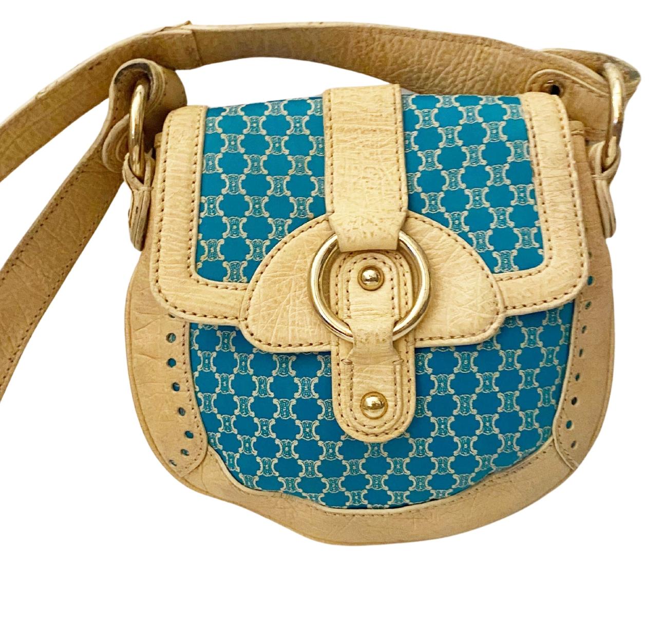 2000s CELINE Shoulder Bag Pochette Macadam Pattern Blue Ivory White Canvas Leather Women's SAS0 46

Material : Canvas Leather

Color : Blue, Ivory, White

Closure : Magnet

Inner Pocket : Open pocket1

Size (HxWxD) : 20cm x 21cm x 6cm / 7.87'' x