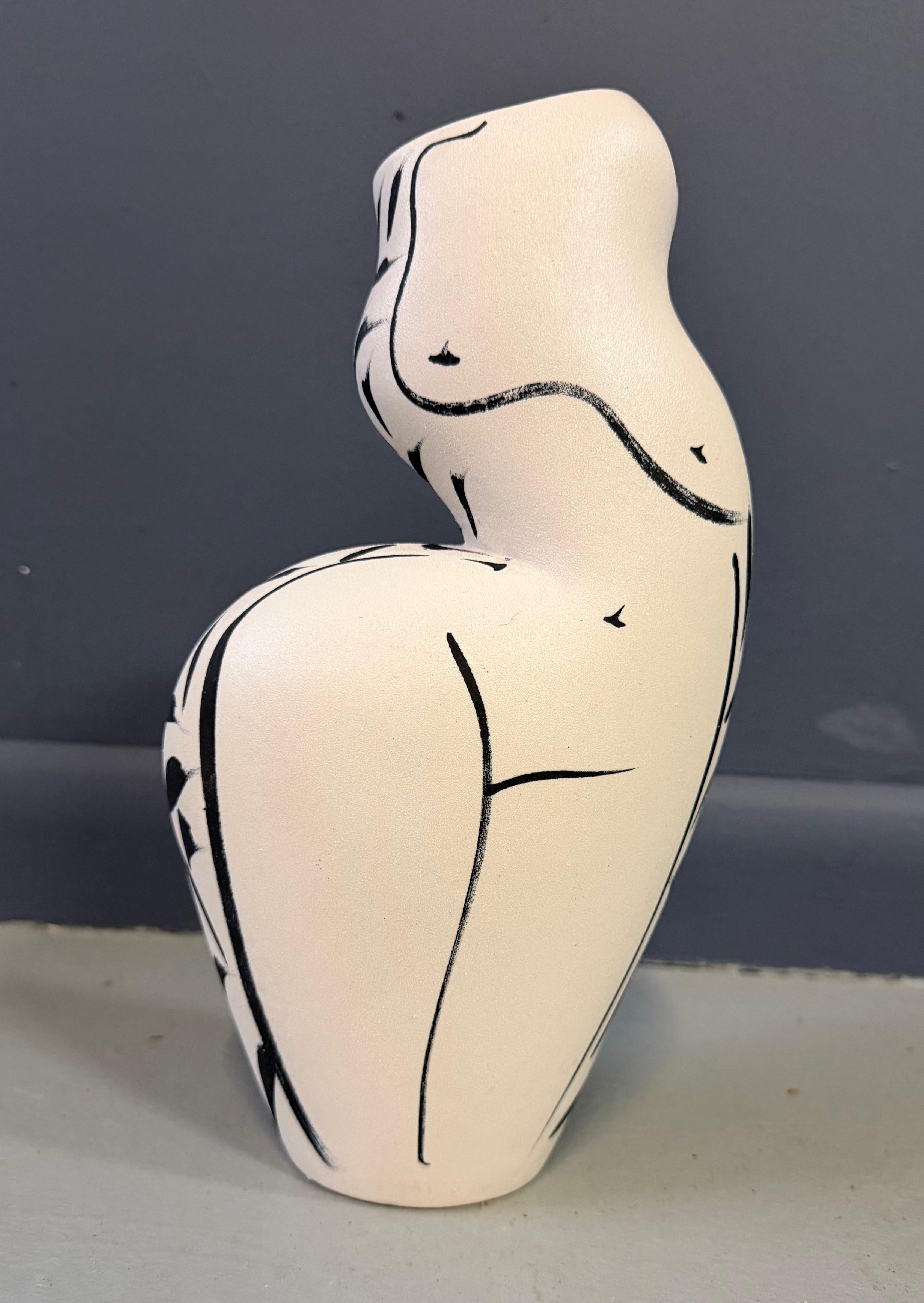 2000s Ceramic Vase with a Woman’s Figure by Donna Polseno Mid Century en Bueno estado para la venta en Philadelphia, PA
