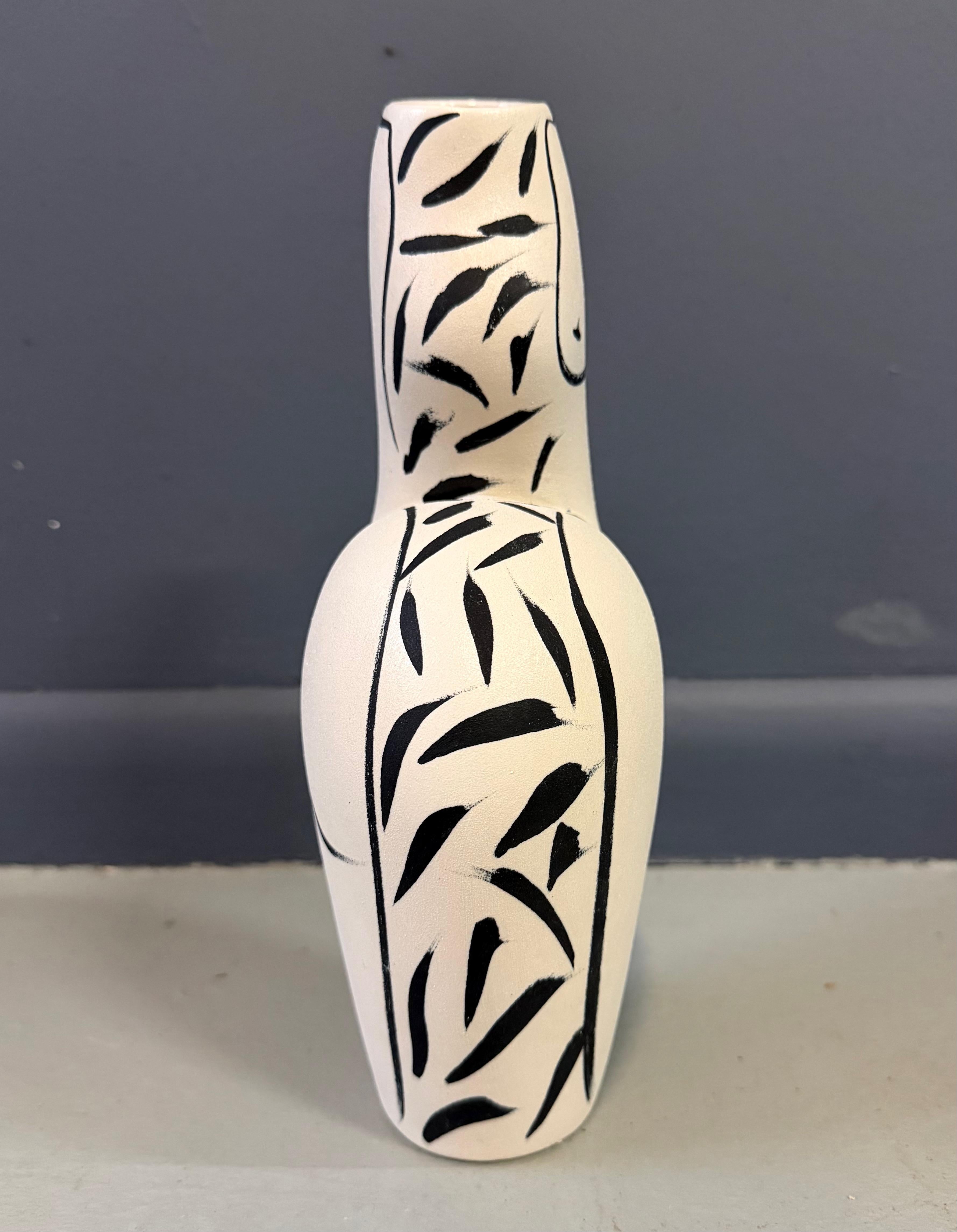 2000s Ceramic Vase with a Woman’s Figure by Donna Polseno Mid Century Siglo XXI y contemporáneo en venta