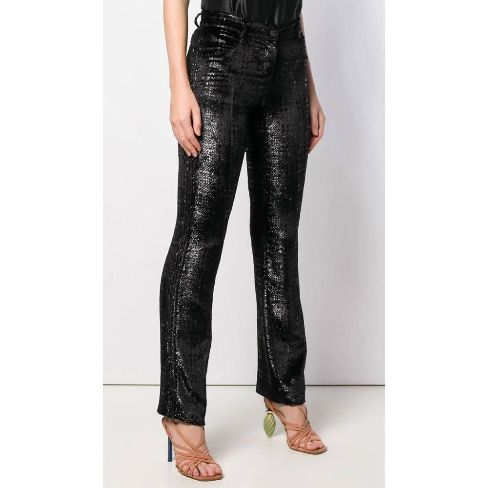 Chanel straight trousers. In black silk and lurex blend. High waist and front closure with zip and button. Belt loops and welt pockets.

Years: 2000s

Made in Italy

Size: 36 FR

Linear measures

Height: 106 cm
Waist: 38 cm
Hips: 50 cm
Inside Leg:
