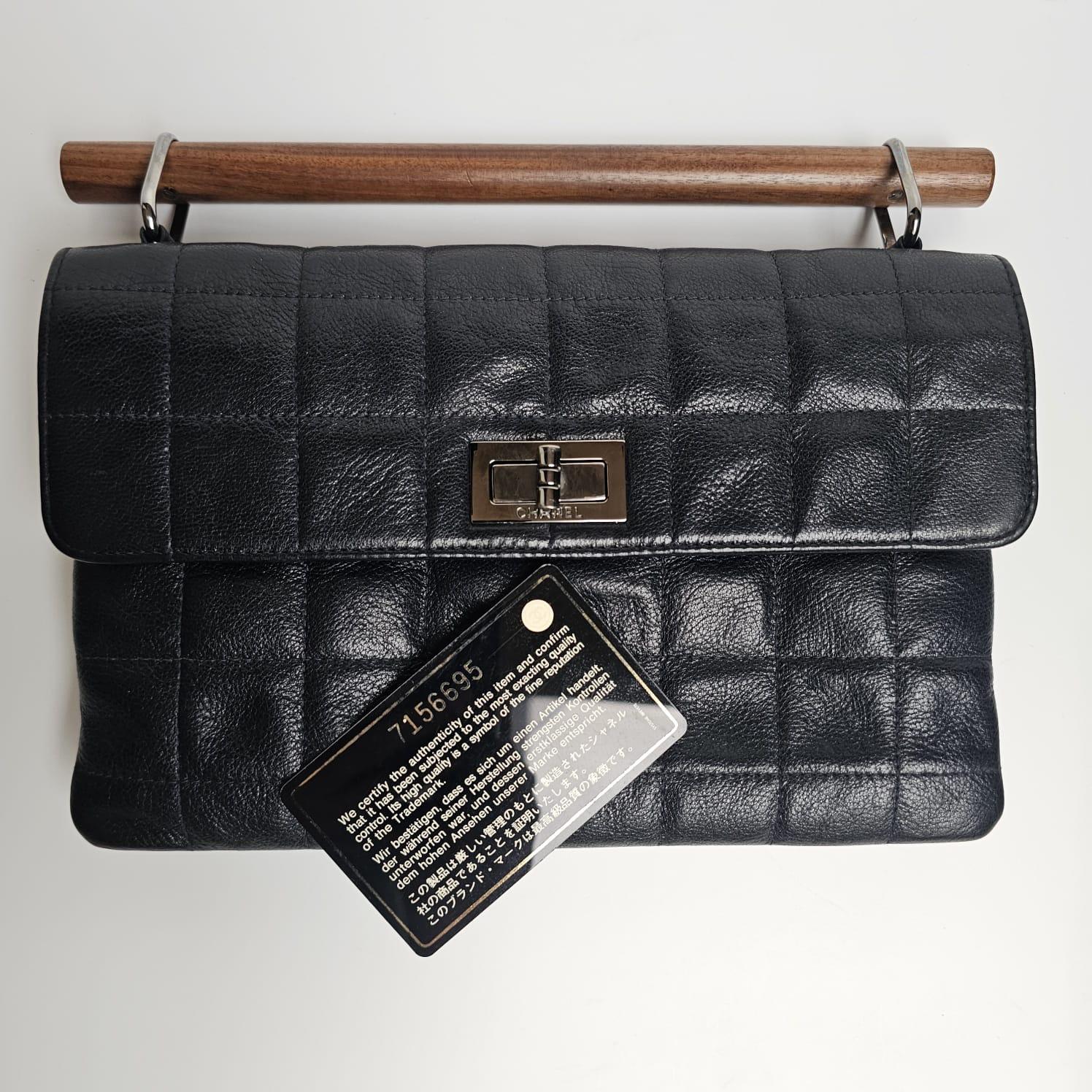 2000s Chanel Black Quilted Wooden Top Handle Reissue Clutch In Good Condition In Jakarta, Daerah Khusus Ibukota Jakarta