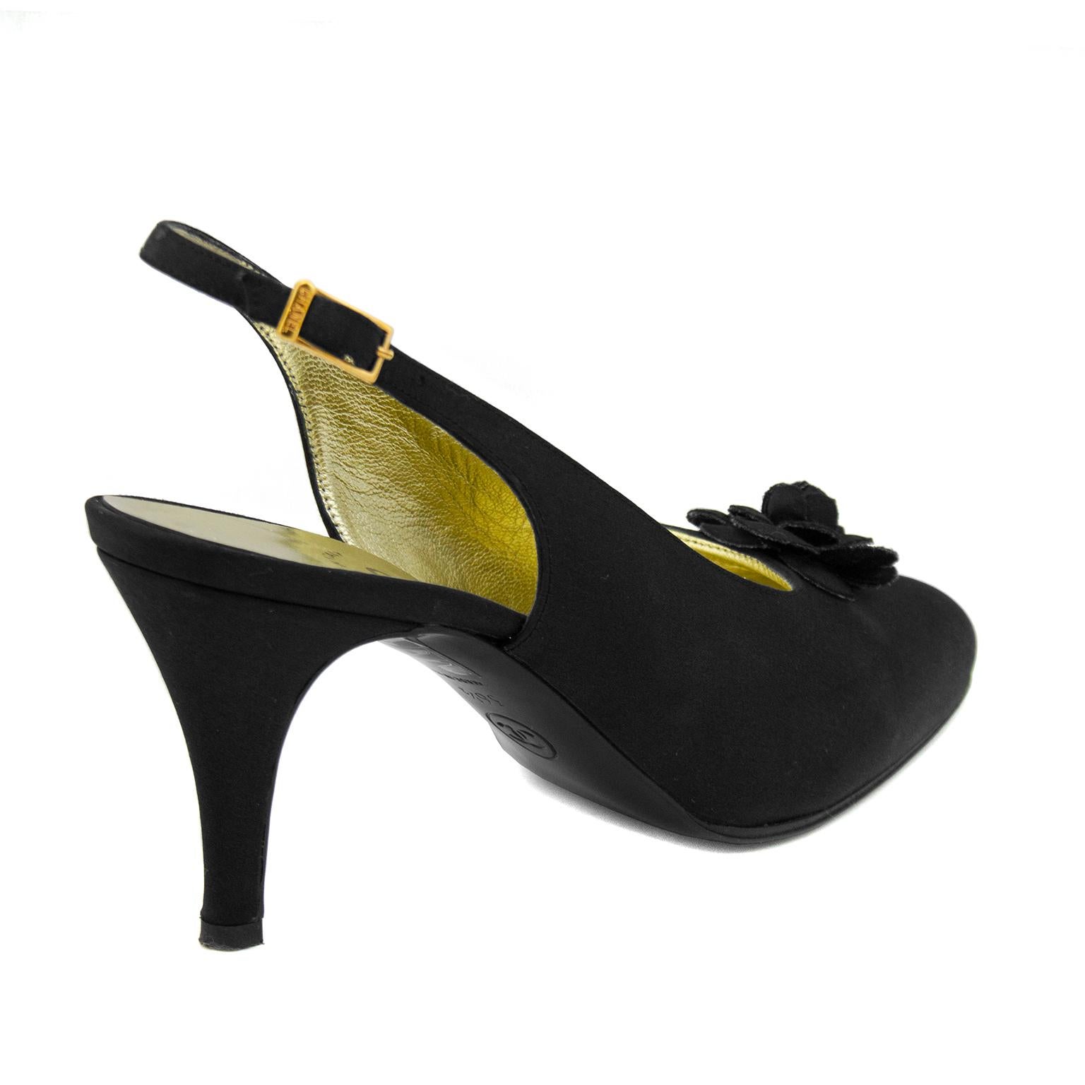 2000's Chanel Black Satin Sling Back Shoes With Gardenia In Excellent Condition In Toronto, Ontario