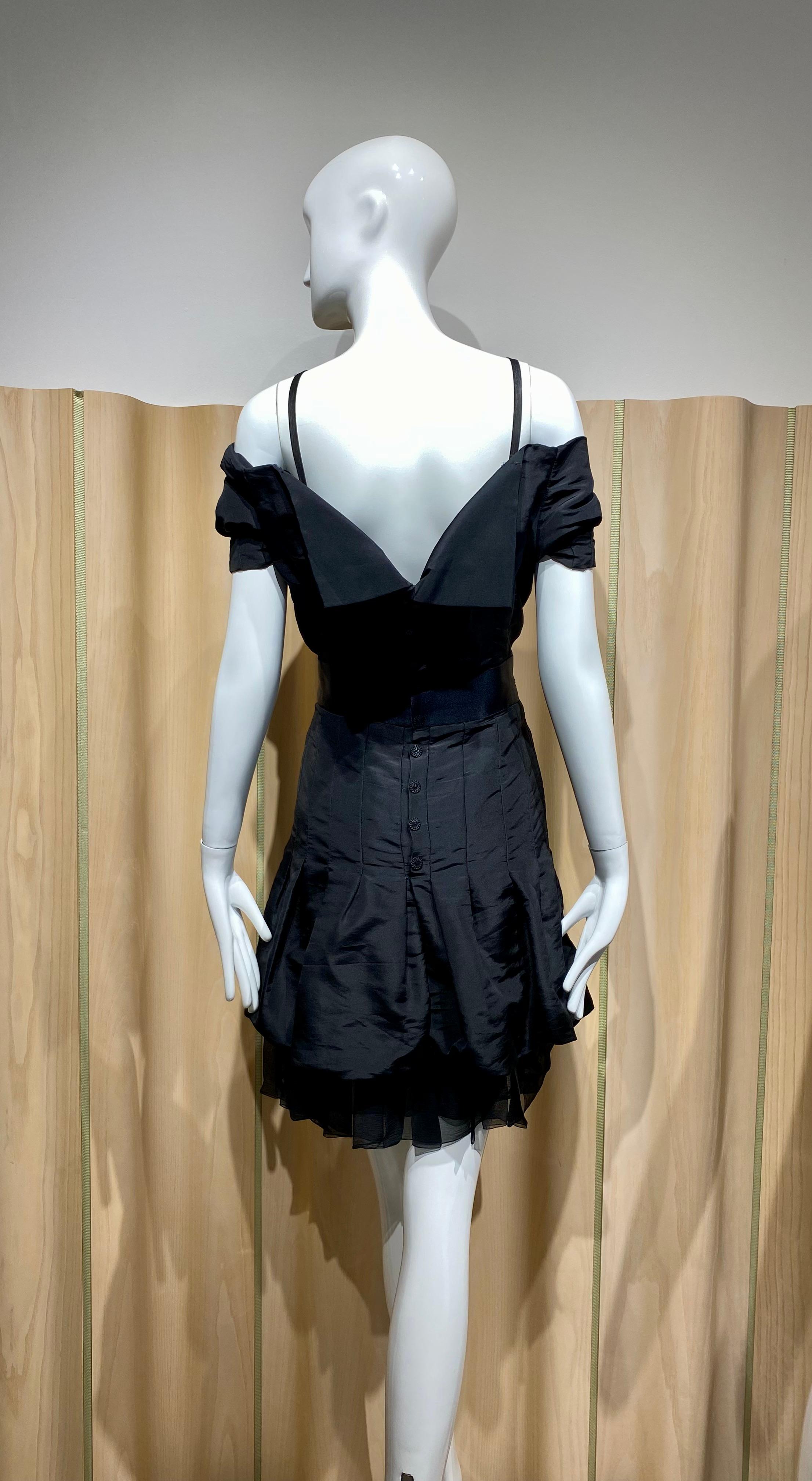 2005 Chanel Black Silk Knee Length Cocktail Dress .
( see runway image attached) size 42
measurement:
Bust : 36” / Waist: 30” / Hip 38”/ Dress length : 33”
- silk slip
- off shoulder
-cap sleeves
- ribbon panel
-pleats
