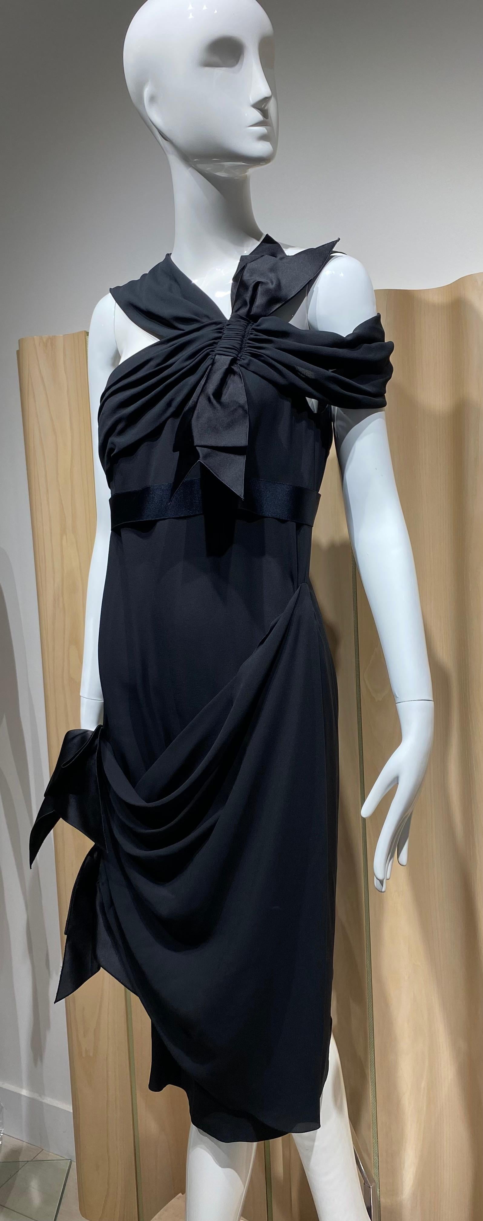 2007 Chanel Schwarzes Seidenkleid mit Schleife.
- Cocktailkleid
- drapierte Schulter
Größe 38 Passform Größe 4