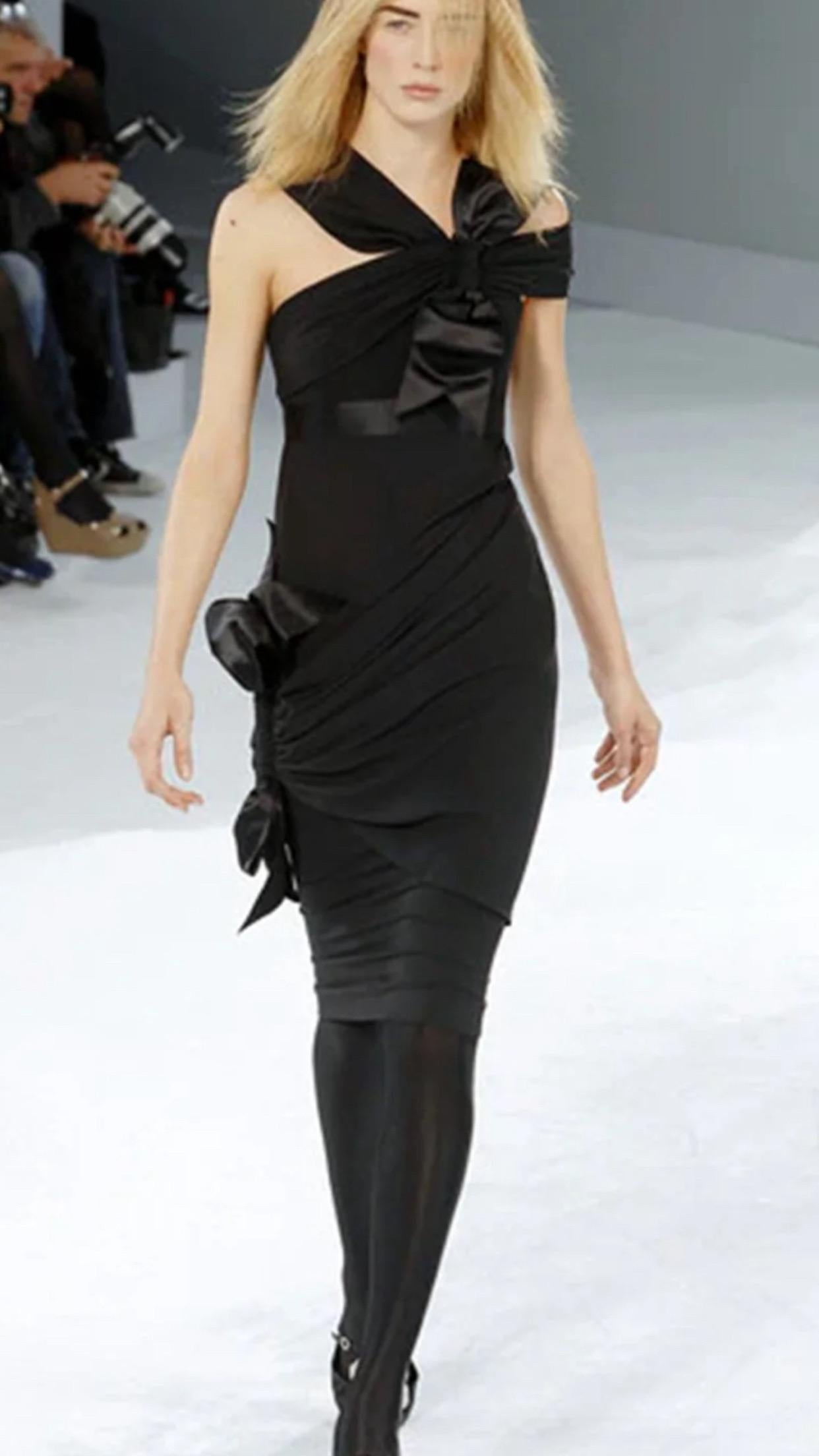 2000er Chanel Schwarzes Seidenkleid mit Schleife 5