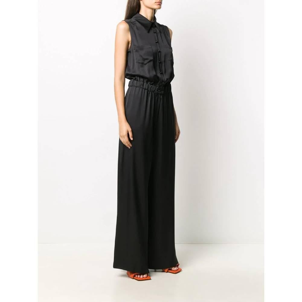 Chanel black silk wide leg jumpsuit. Sleeveless top featuring a french collar, front button fastening, two patch pockets on the chest and elasticated waist.

Size: 42 FR

Flat measurements
Length: 160 cm
Bust: 56 cm
Waist: 40 cm
Hips: 55