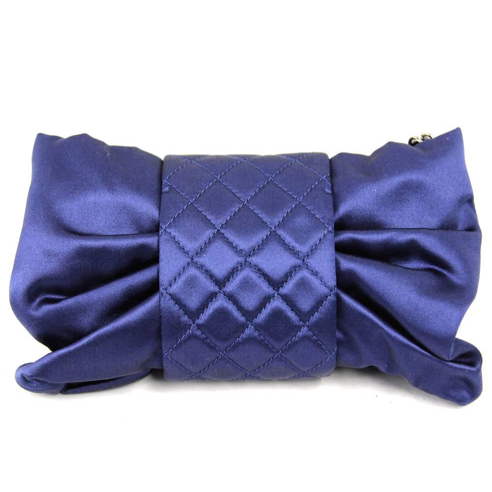 Lovely bow bag by Chanel, 100 % blue silk satin, it can be worn as a shoulderbag or as a clutch.
Magnetic button closure.
The bag comes with original dust bag and authenticy card.
The conditions of this bag are excellent.

According to the code