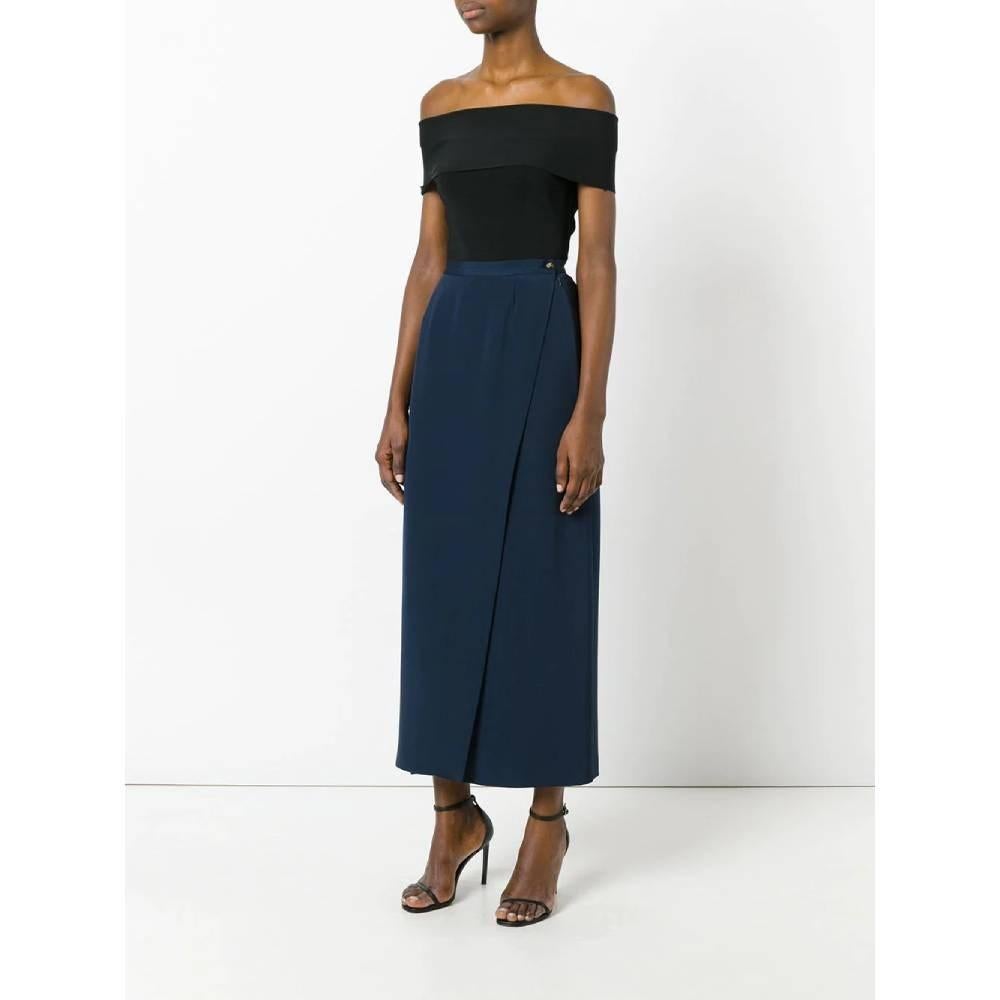 Chanel blue silk wraparound long skirt. Button and side zip fastening.

Size: 36 FR

Flat measurements
Height: 96 cm
Waist: 30,5 cm

Product code: A5997

Notes: Brand label is missing.

Composition: Silk

Condition: Very good conditions