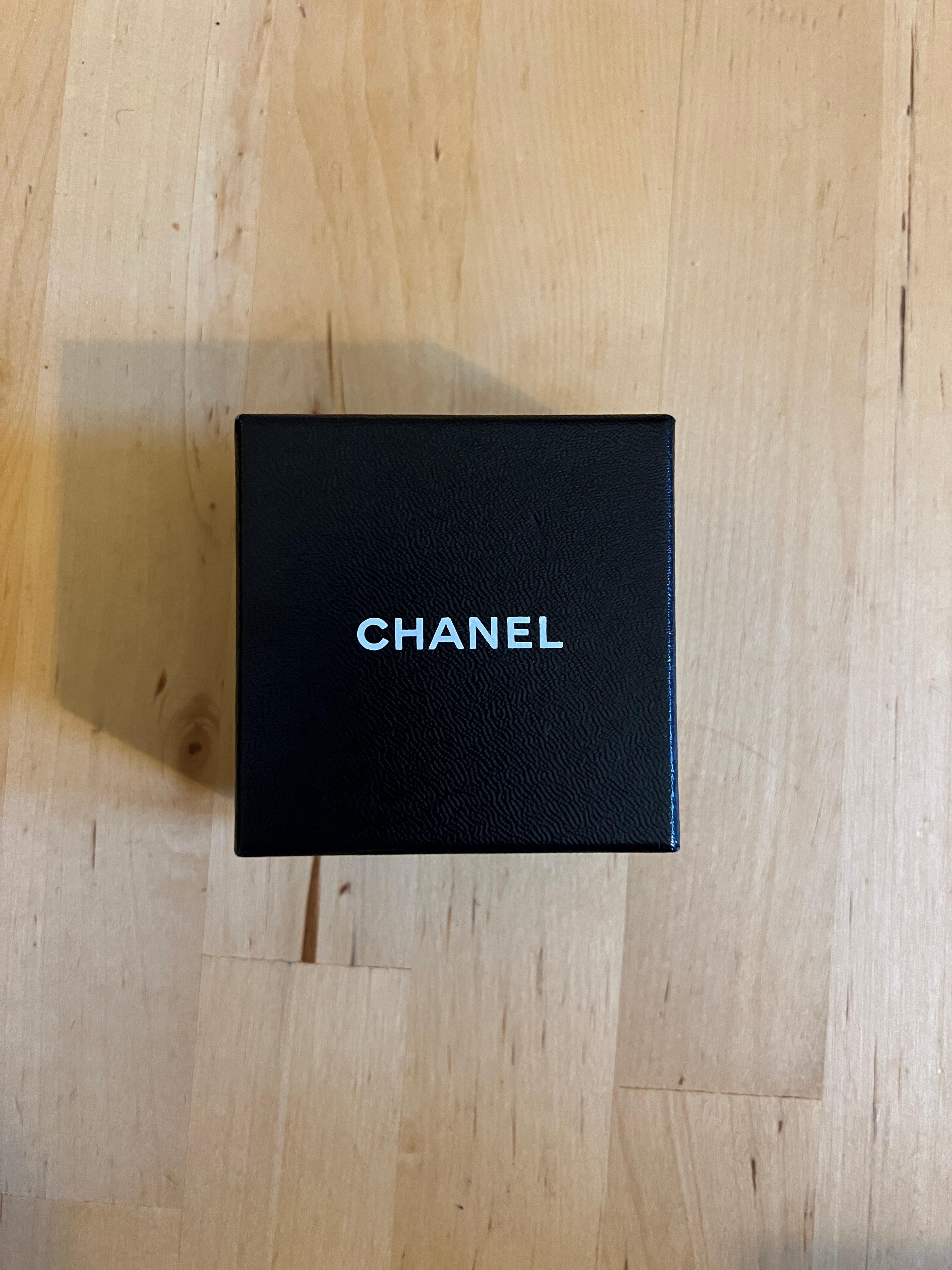 Women's 2000s Chanel CC Monochrome Resin Logo Ring For Sale