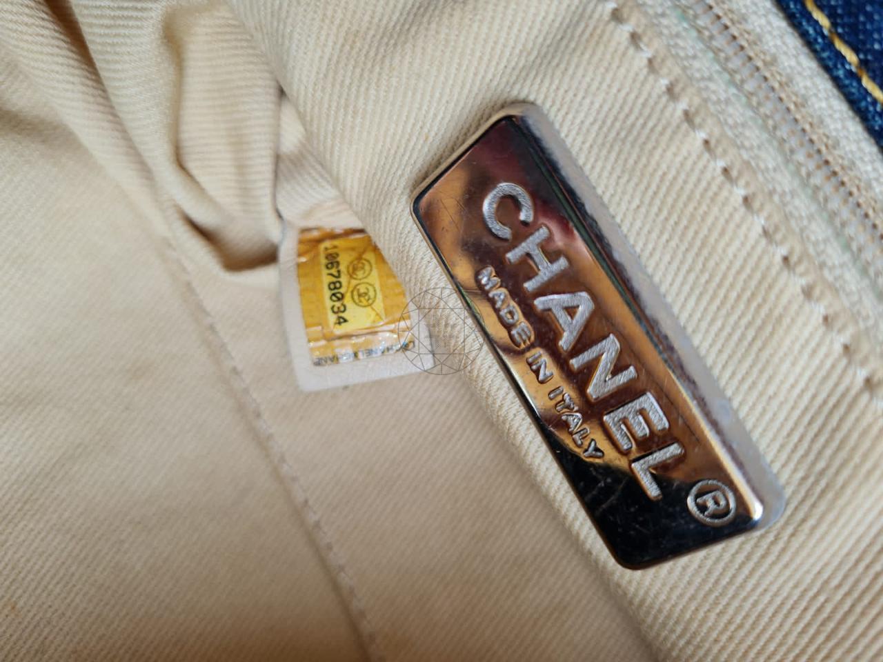 2000s Chanel Distressed Denim CC Quilted Flat Tote Bag In Good Condition In Jakarta, Daerah Khusus Ibukota Jakarta