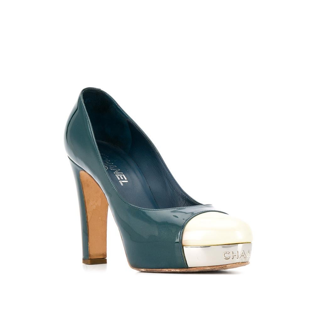A.N.G.E.L.O. Vintage - Italy
Chanel bottle green patent leather with ivory toe shoes. Leather insole with logo and high heel.

The product has slight signs of wear as shown in the pictures.
Years: 2000s

Made in Italy

Size: 40 EU

Heels: 11