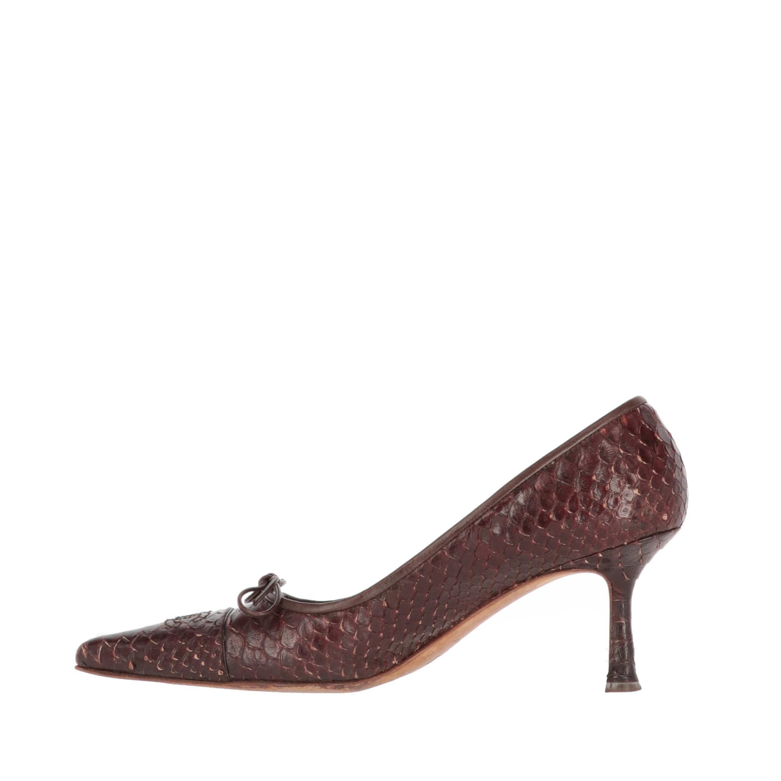 Zapatos de tacón Chanel de piel de pitón marrón. Modelo en punta con logotipo bordado y lazo.
Años

Fabricado en Francia

Talla: 37 ½ EU

Tacón: 7 cm
Longitud de la plantilla: 25 cm 