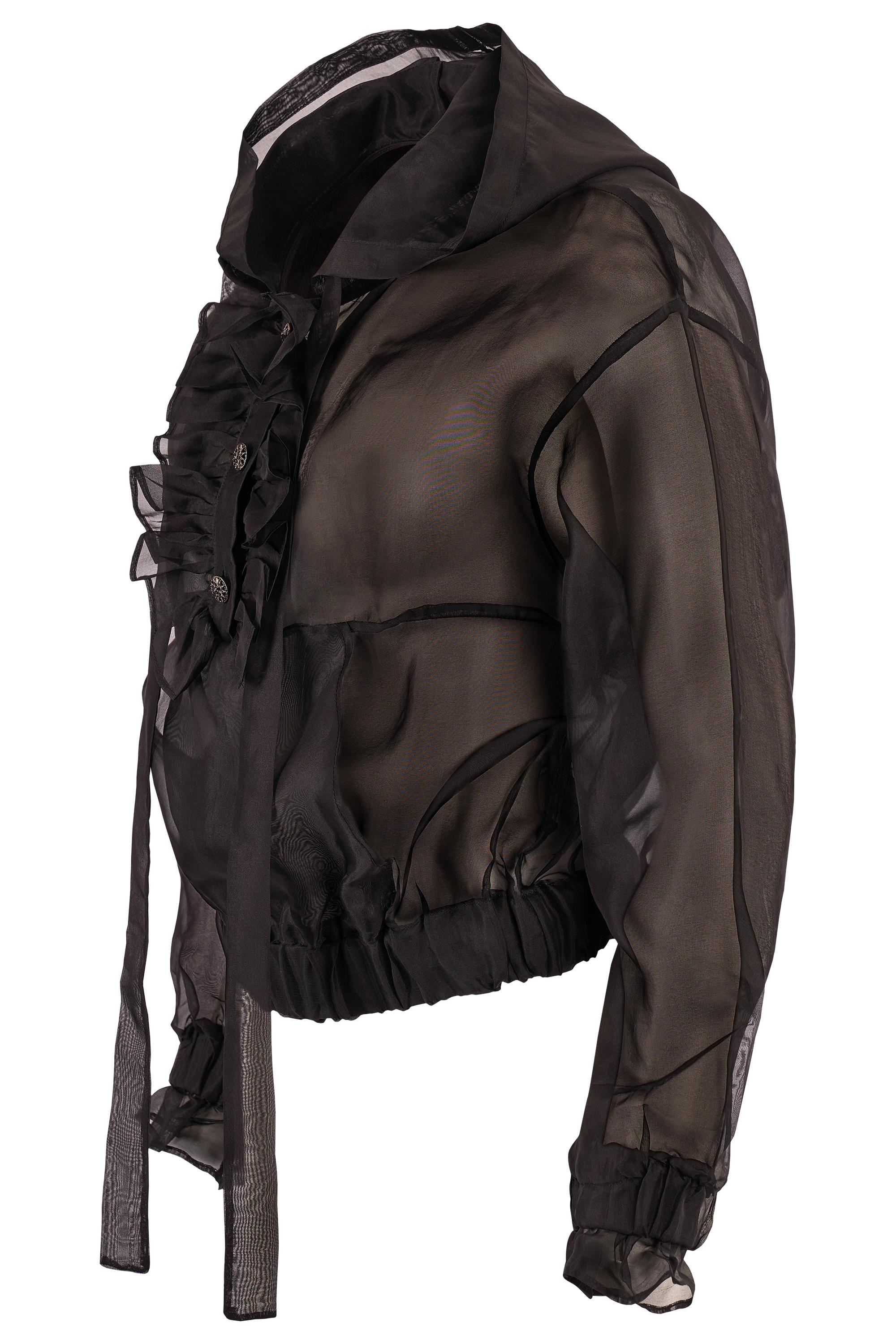 Camicetta Chanel anni 2000 in chiffon di seta con maniche lunghe increspate. Questa blusa è caratterizzata da un tessuto semi-trasparente, con una fascia elastica che stringe la vita e i polsini. Una tasca sul davanti e un cappuccio che ricorda una