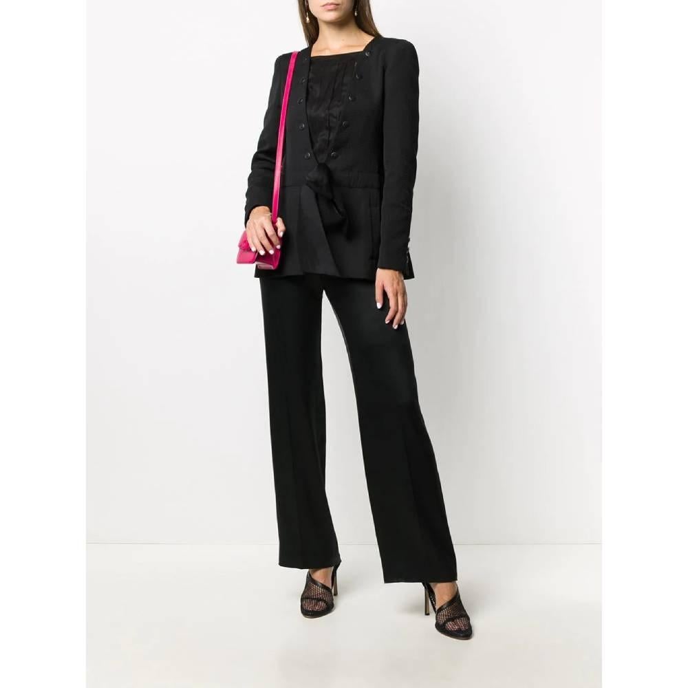 Chanel textured black cotton jacket, with internal pleated silk insert. Square neckline, front buttoning, ribbon tied at the waist with bow, two vertical welt pockets and buttoned cuffs.

Size: 42 FR

Flat measurements
Height: 70 cm
Chest: 41