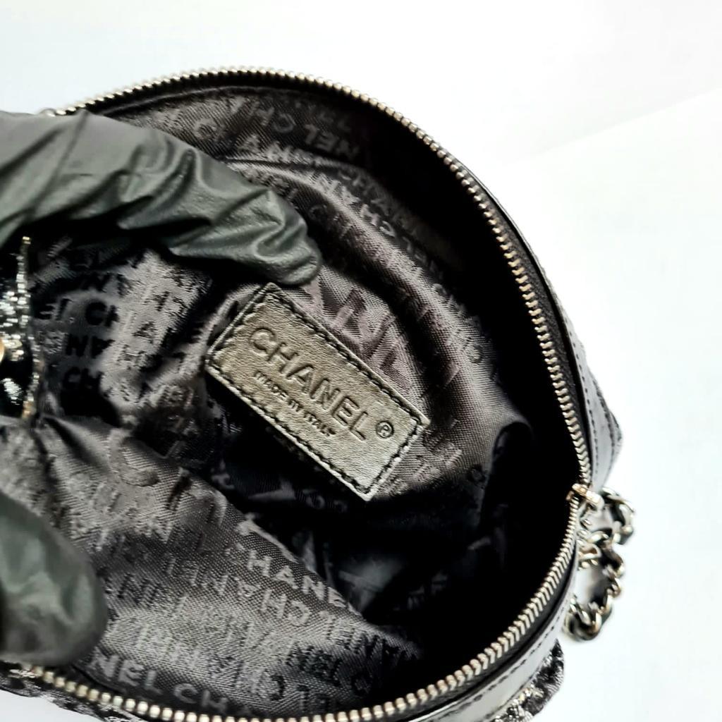 Precioso clutch de brocado elíptico de Chanel. 