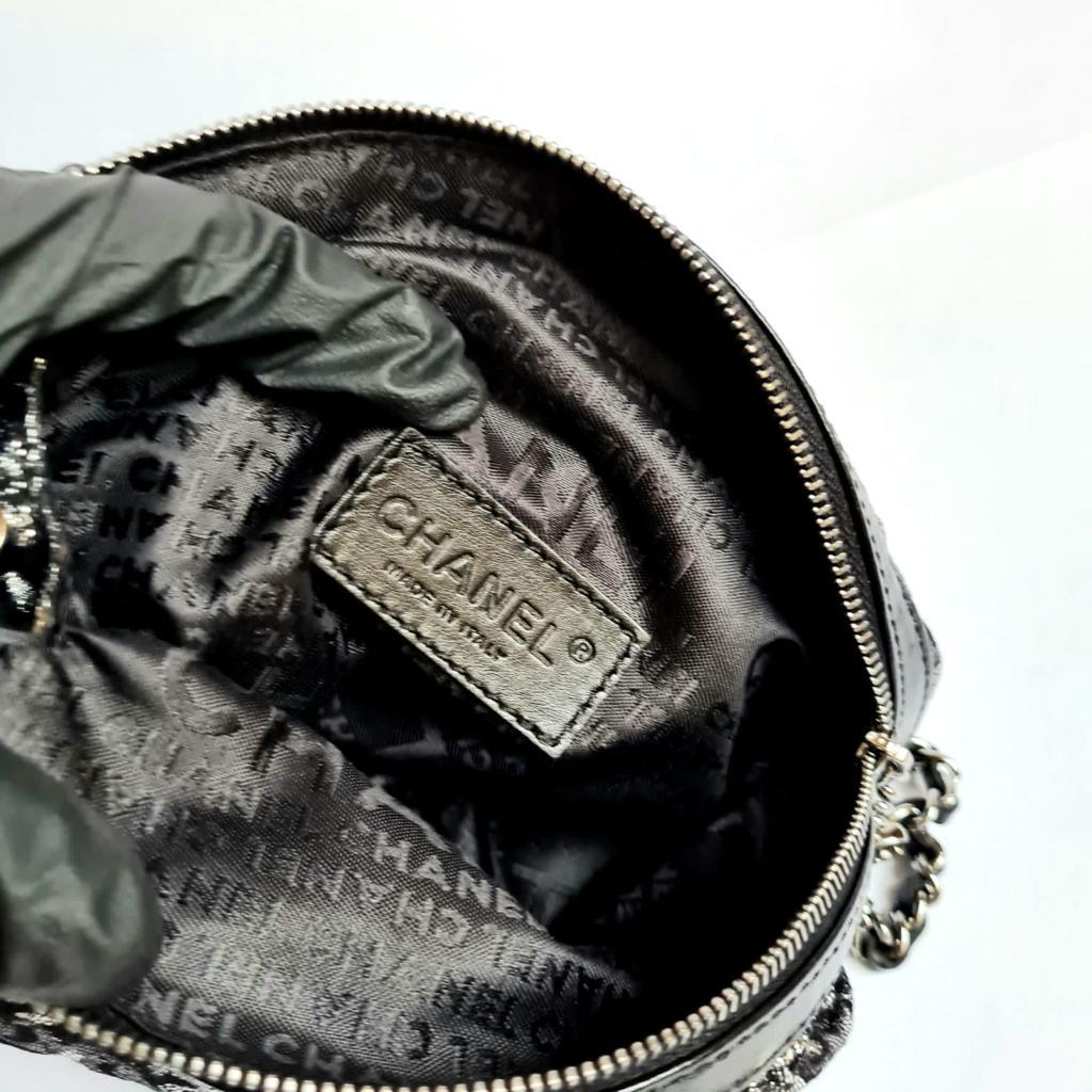 Magnifique pochette en brocart en forme d'ellipse de Chanel. 