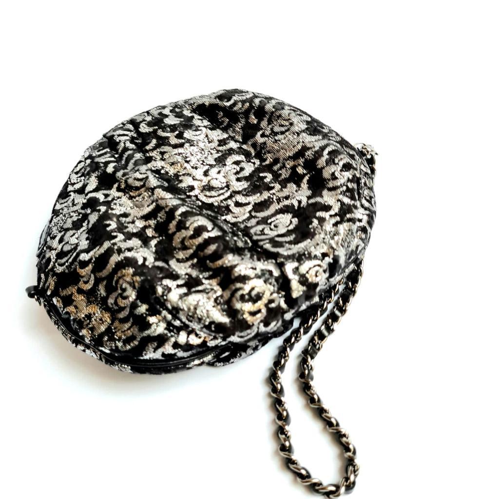Noir 2000s Chanel Vintage Camellia Brocade Wristlet Clutch en vente