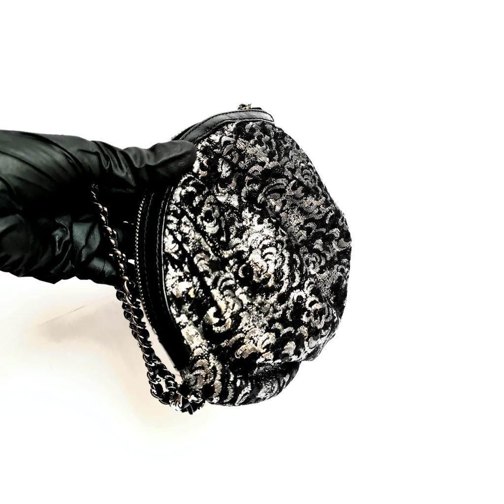 2000s Chanel Vintage Camellia Brocade Wristlet Clutch en vente 1
