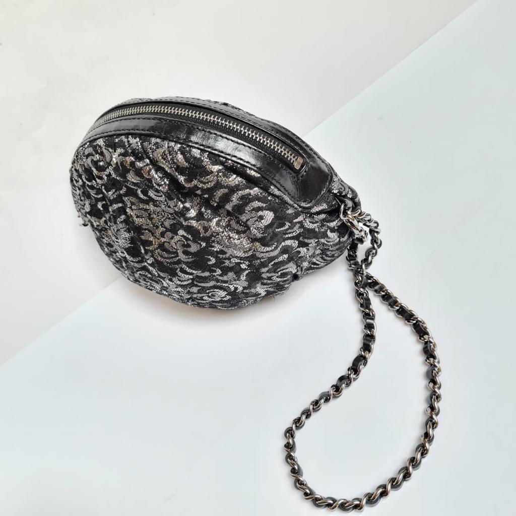 2000s Chanel Vintage Camellia Brocade Wristlet Clutch en venta 2