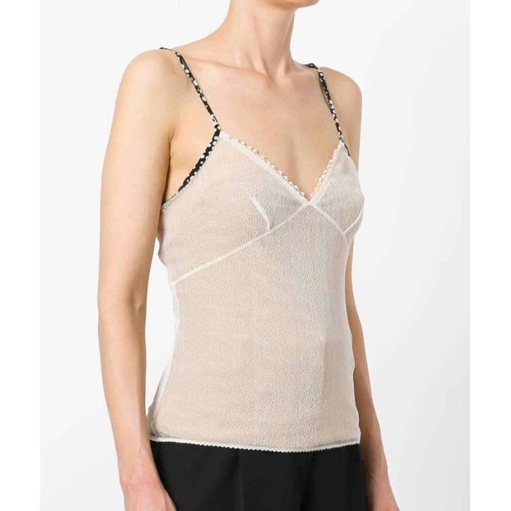 Chanel top in white silk blend with black and white fine straps, sweetheart neckline, straight hem and tight fit.

Size: 42 FR

Flat measurements
Height: 58 cm
Bust: 35 cm

Product code: A5120

Composition:
Outer: 100% Silk
Lining: 90% Polyamide -