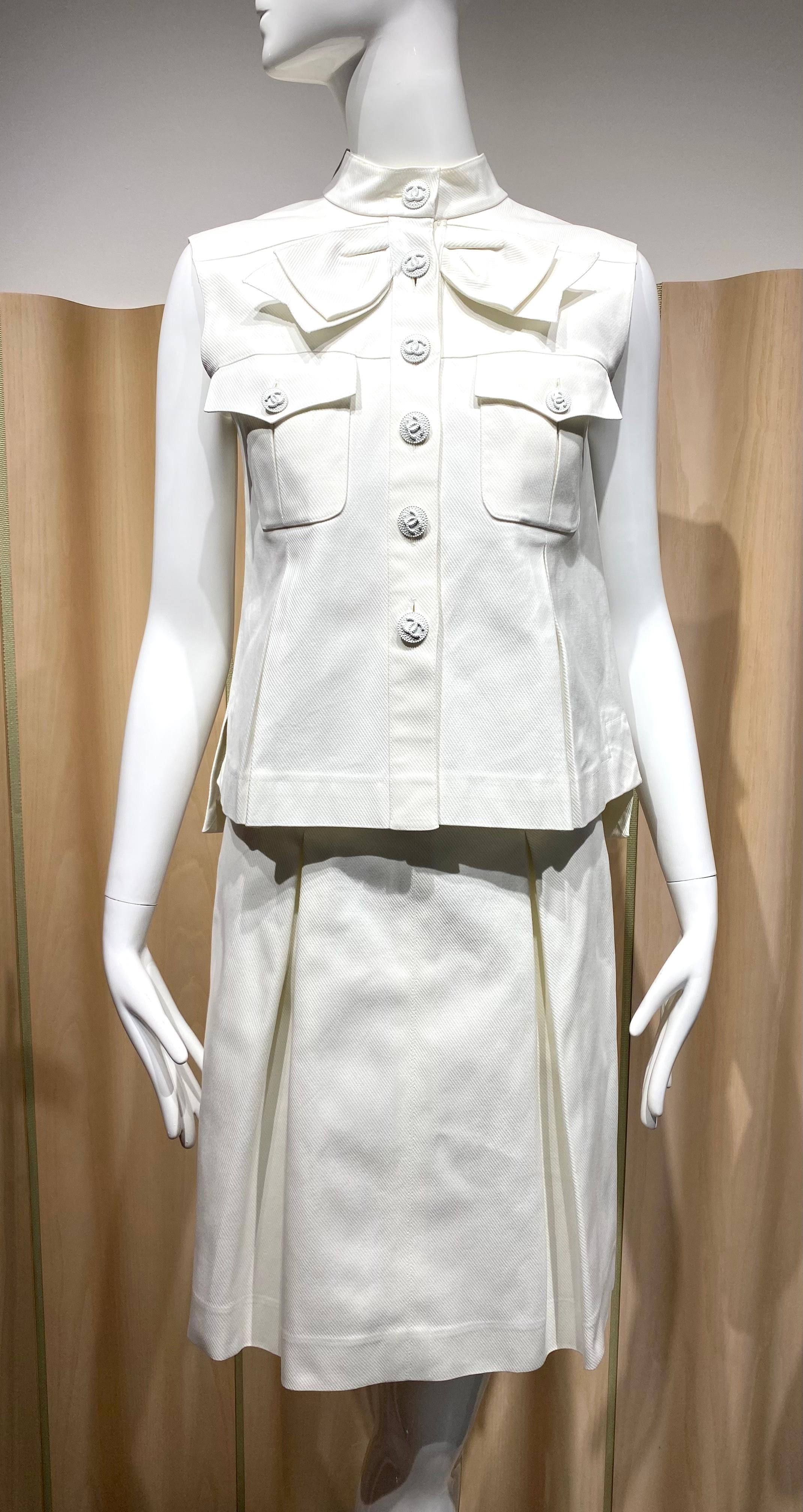 2009 Chanel white cotton sleeveless top with bow and chanel interlocking buttons. A line knee length skirt.
Marked size 38 and 36f
fit US 2/4 Small
